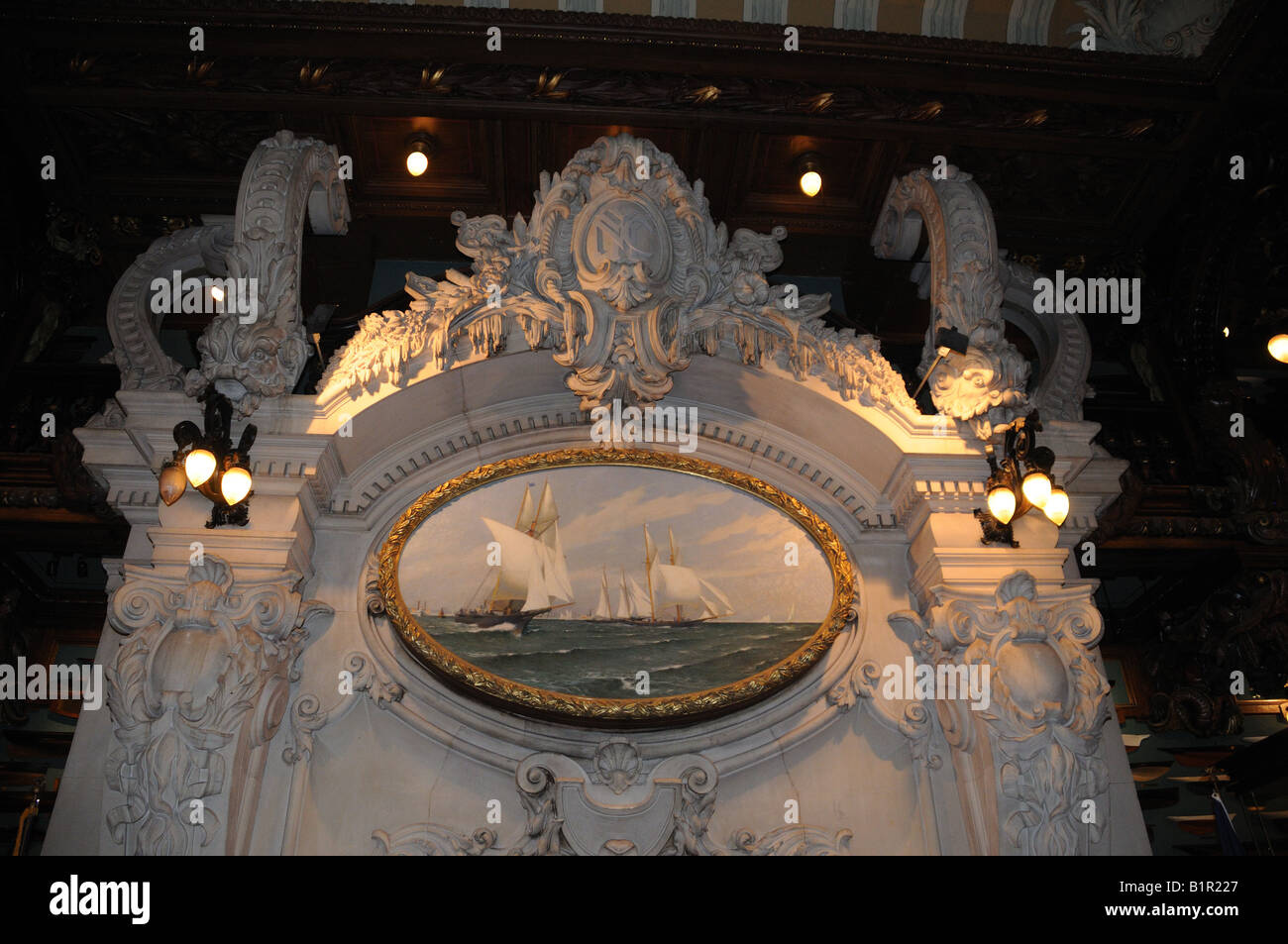 La sculpture et une peinture au-dessus d'une cheminée dans le New York Yacht Club, qui a ouvert ses portes en 1900. Banque D'Images