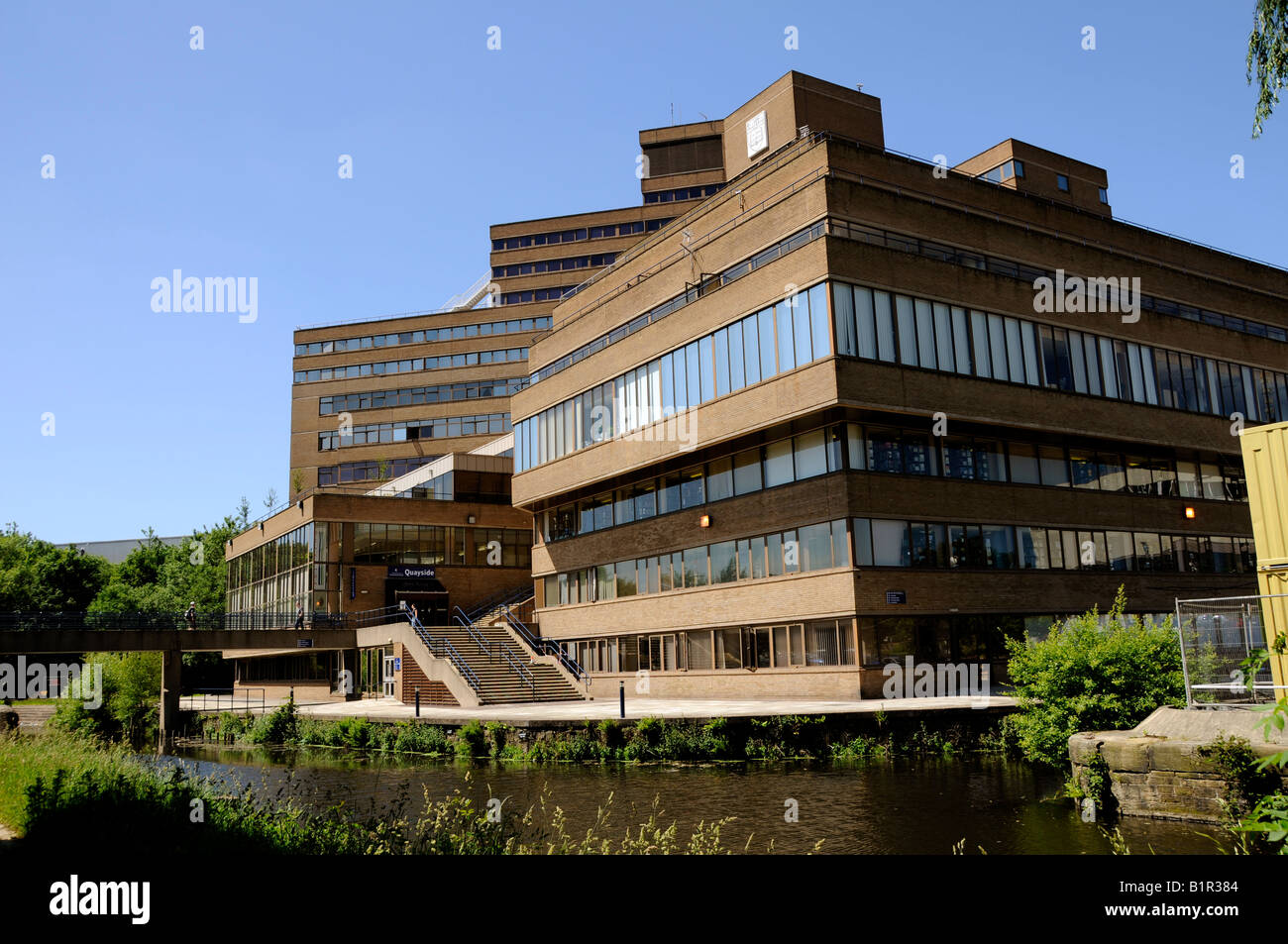 Avec le bâtiment de l'université Huddersfield étroit canal restauré comme un projet du millénaire dans l'avant-plan Banque D'Images