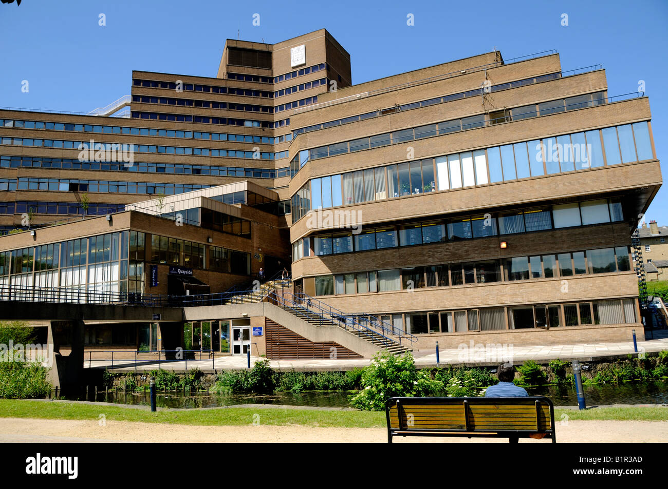 Avec le bâtiment de l'université Huddersfield étroit canal restauré comme un projet du millénaire dans l'avant-plan Banque D'Images