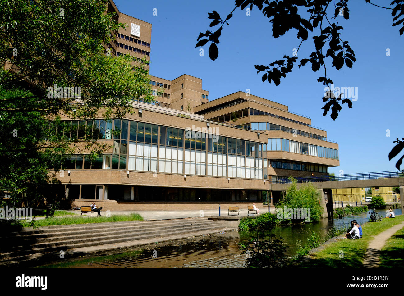 Le bâtiment de l'université avec les étudiants se détendre à côté de l'étroit canal Huddersfield restauré comme un projet du millénaire Banque D'Images