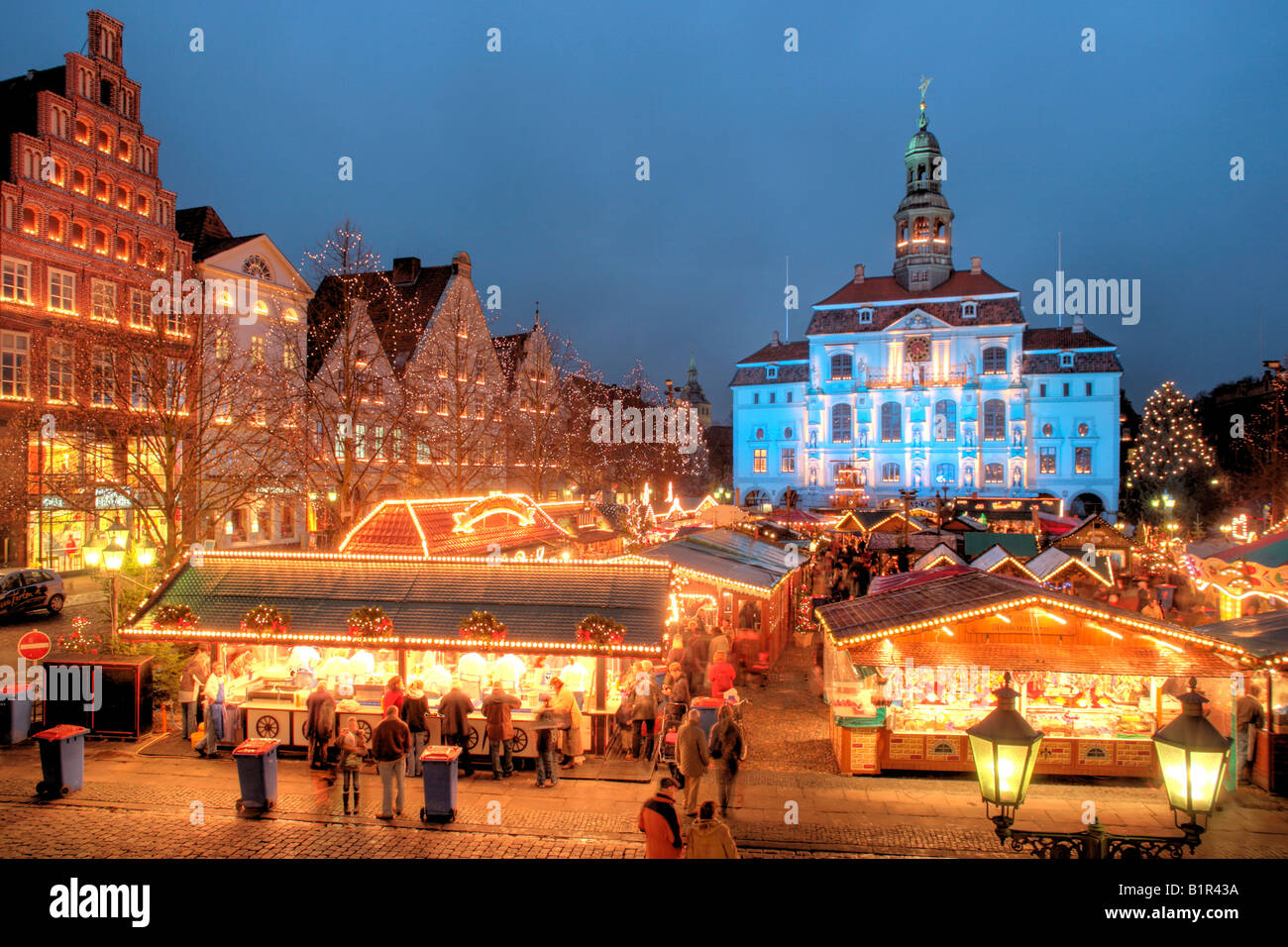Marché de Noël en face de l'hôtel de ville de Lunebourg en Allemagne du