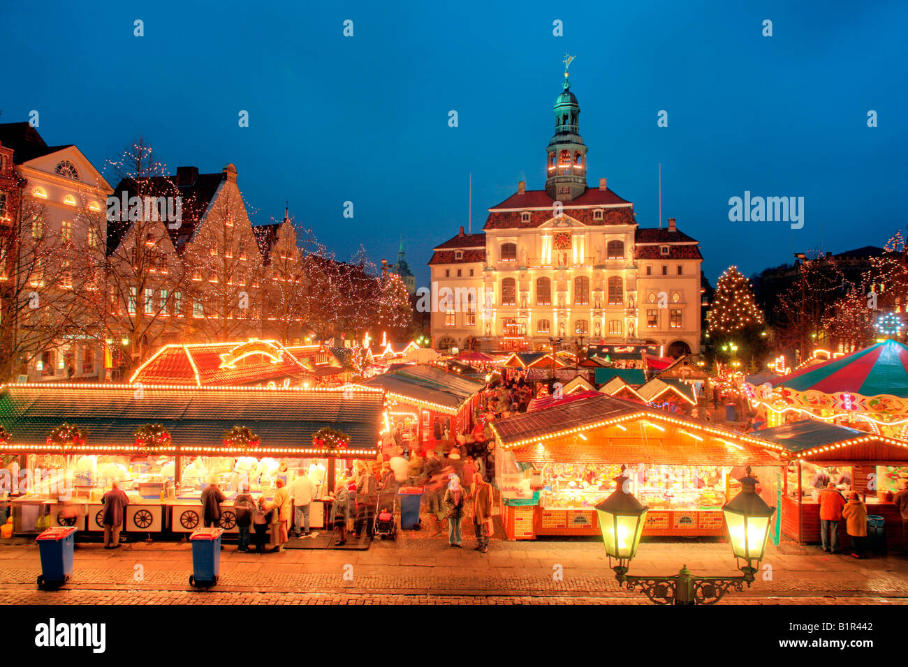 Marché de Noël en face de l'hôtel de ville de Lunebourg en Allemagne du