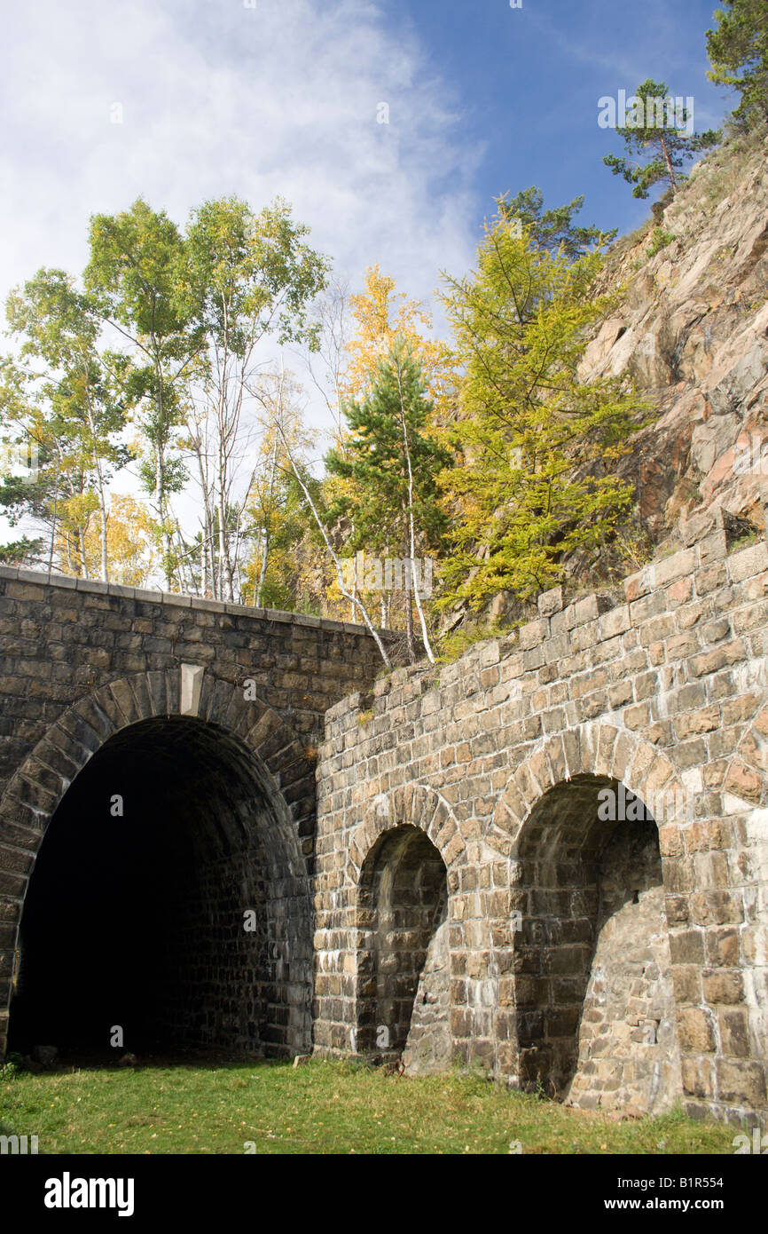 Tunnel abandonné sur le chemin de fer de circumbaikalien Banque D'Images