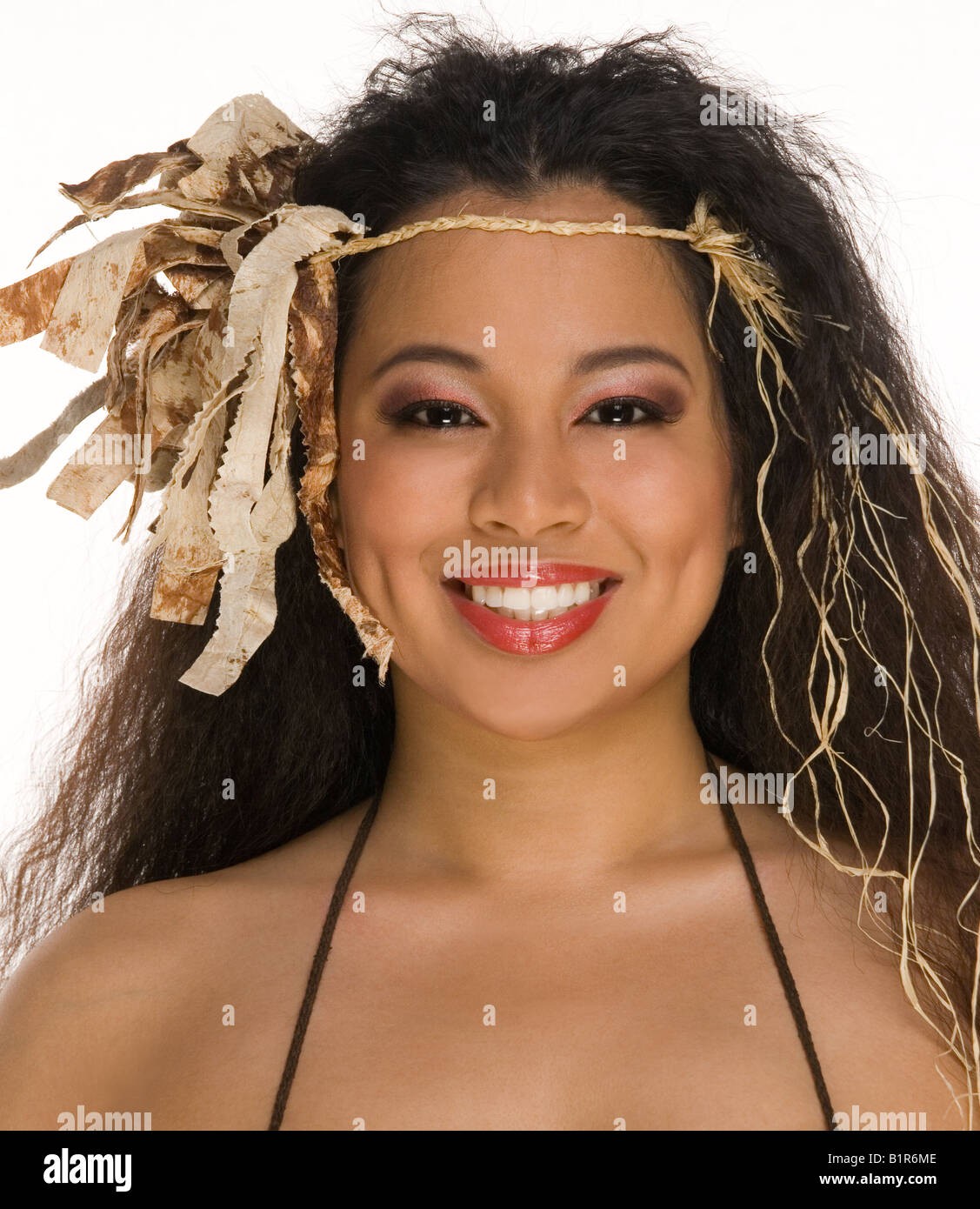 Attractive young woman in costume tahitien ethniques Banque D'Images