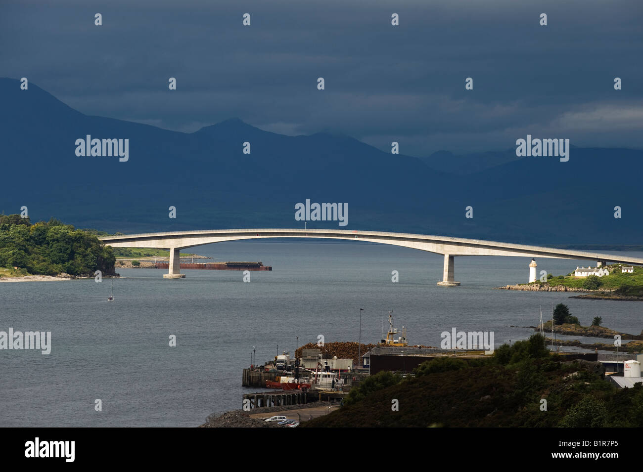 Skye Bridge sur le Loch Alsh reliant l'île de Skye à l'île d'Eilean Ban. L'Ecosse Banque D'Images