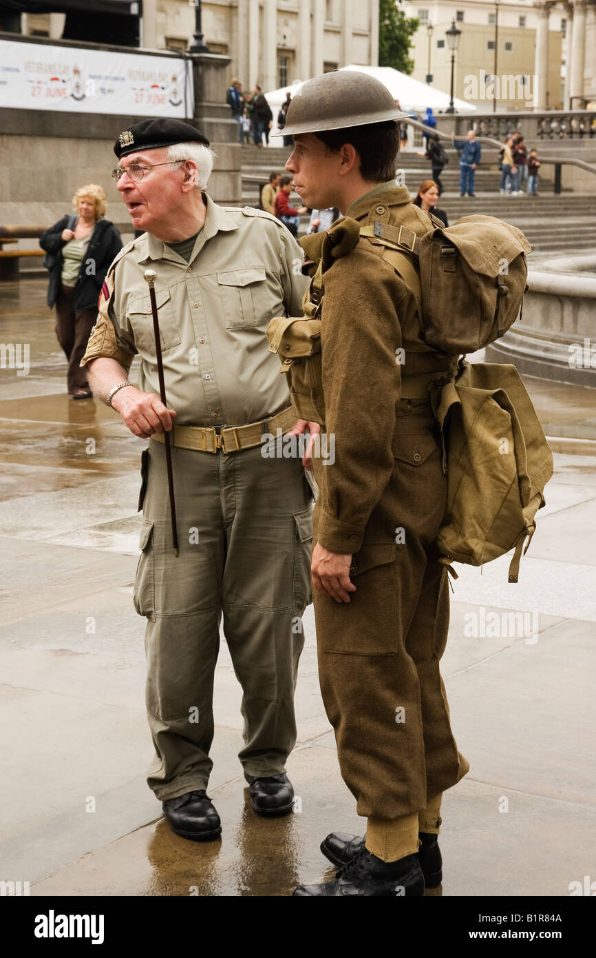 Avec de jeunes anciens combattants de la DEUXIÈME GUERRE MONDIALE en uniforme militaire, Trafalgar Square Banque D'Images