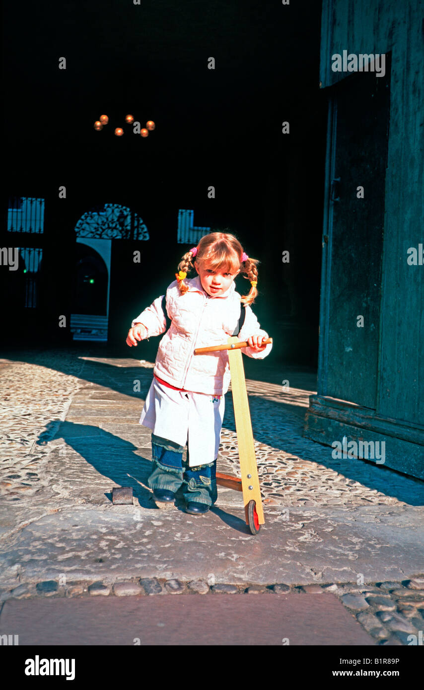 Jeune fille à la porte sortie scooter Banque D'Images