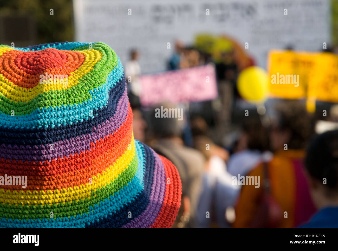 Israël Jérusalem parade Gay 26608 close up de la hat avec mars dans bkgd Banque D'Images