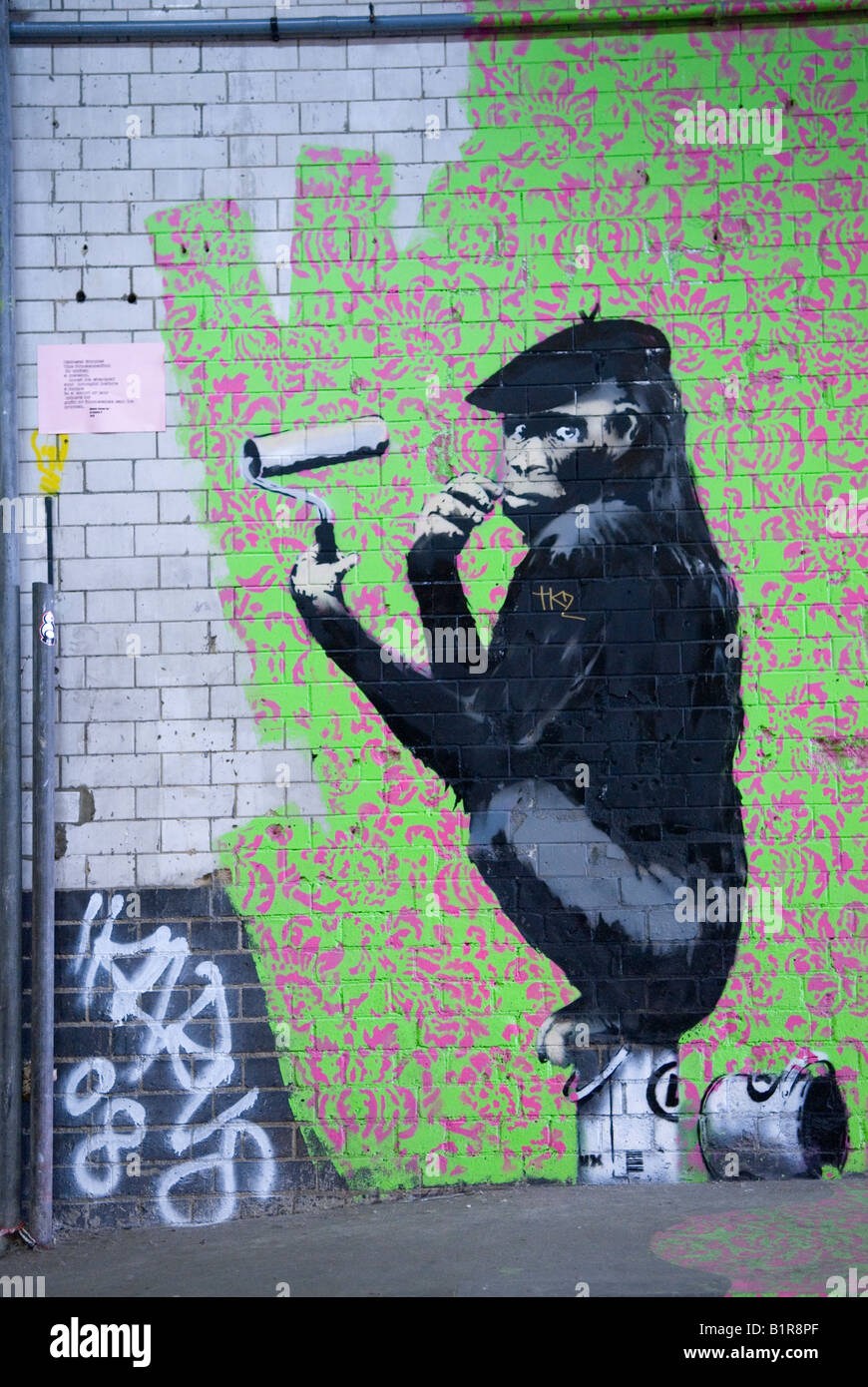 Banksy graffiti Street art sur le mur. Oeuvre d'art, 'Portrait de l'artiste' 'peinture de papier peint', Leake Street Waterloo Londres 2000s 2008 HOMER SYKES Banque D'Images
