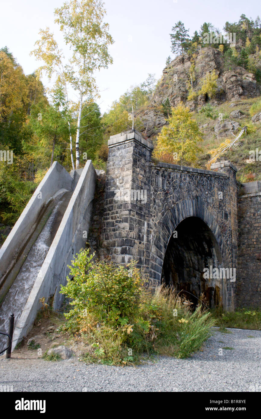 Entrée du tunnel de chemin de fer Baïkal Circum Banque D'Images