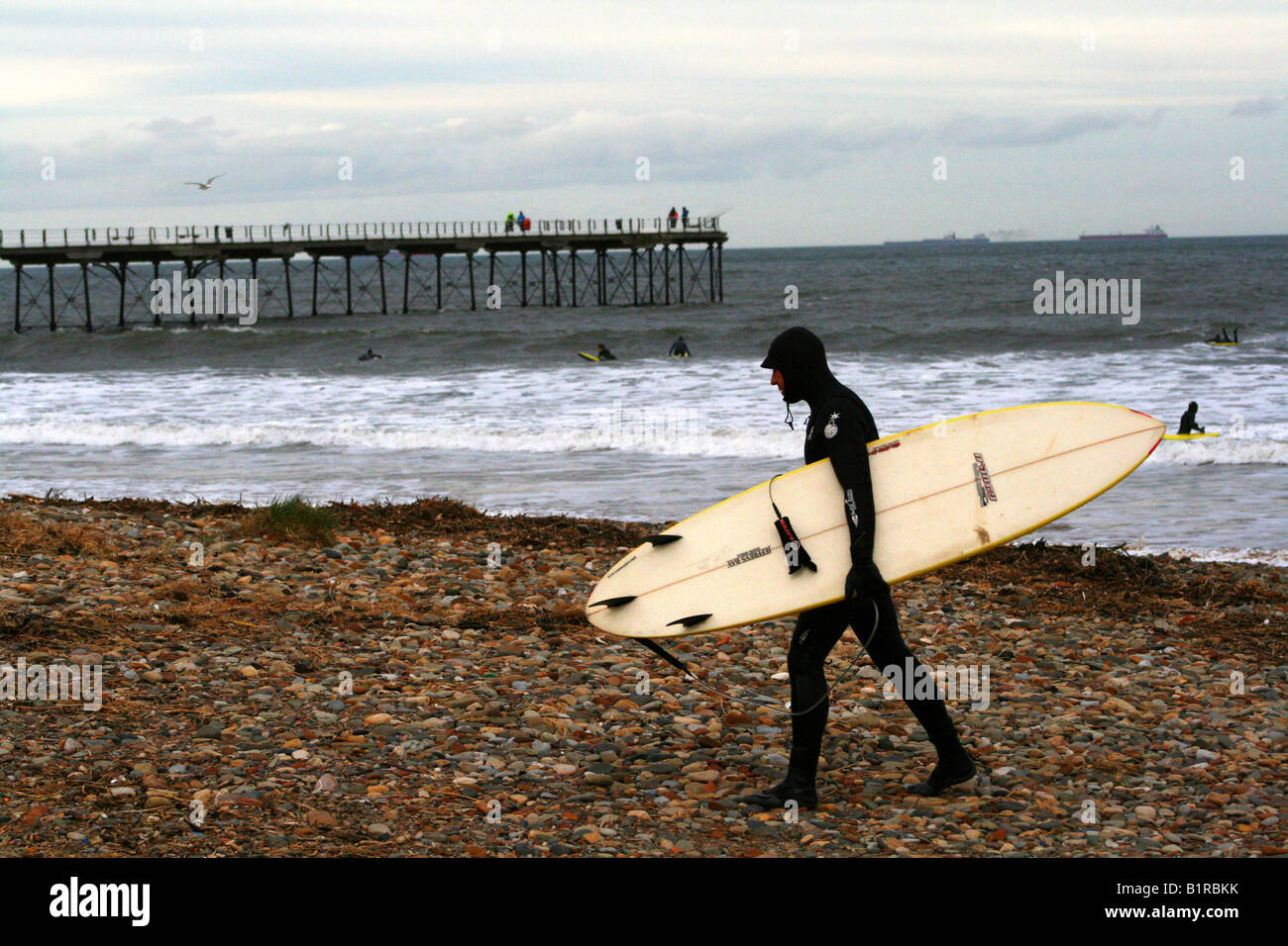 Surfeur solitaire à saltburn by the sea Banque D'Images