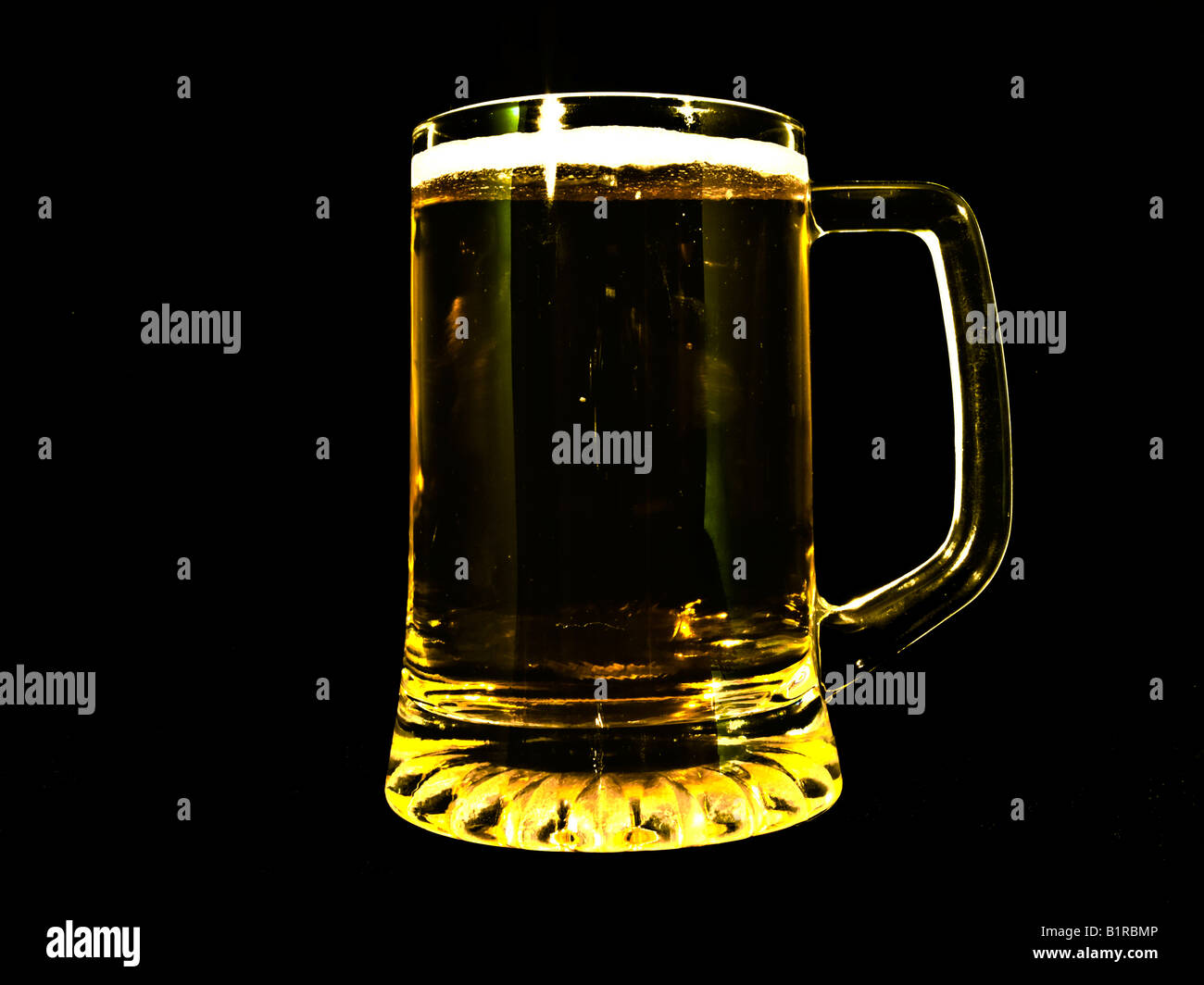 Demi-pinte de bière en verre isolé sur un fond noir Banque D'Images