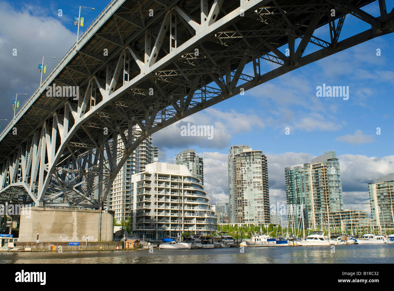 Le Pont de la rue Granville à Vancouver est un niveau moyen pont en acier avec un treillis par travée pivotante Banque D'Images