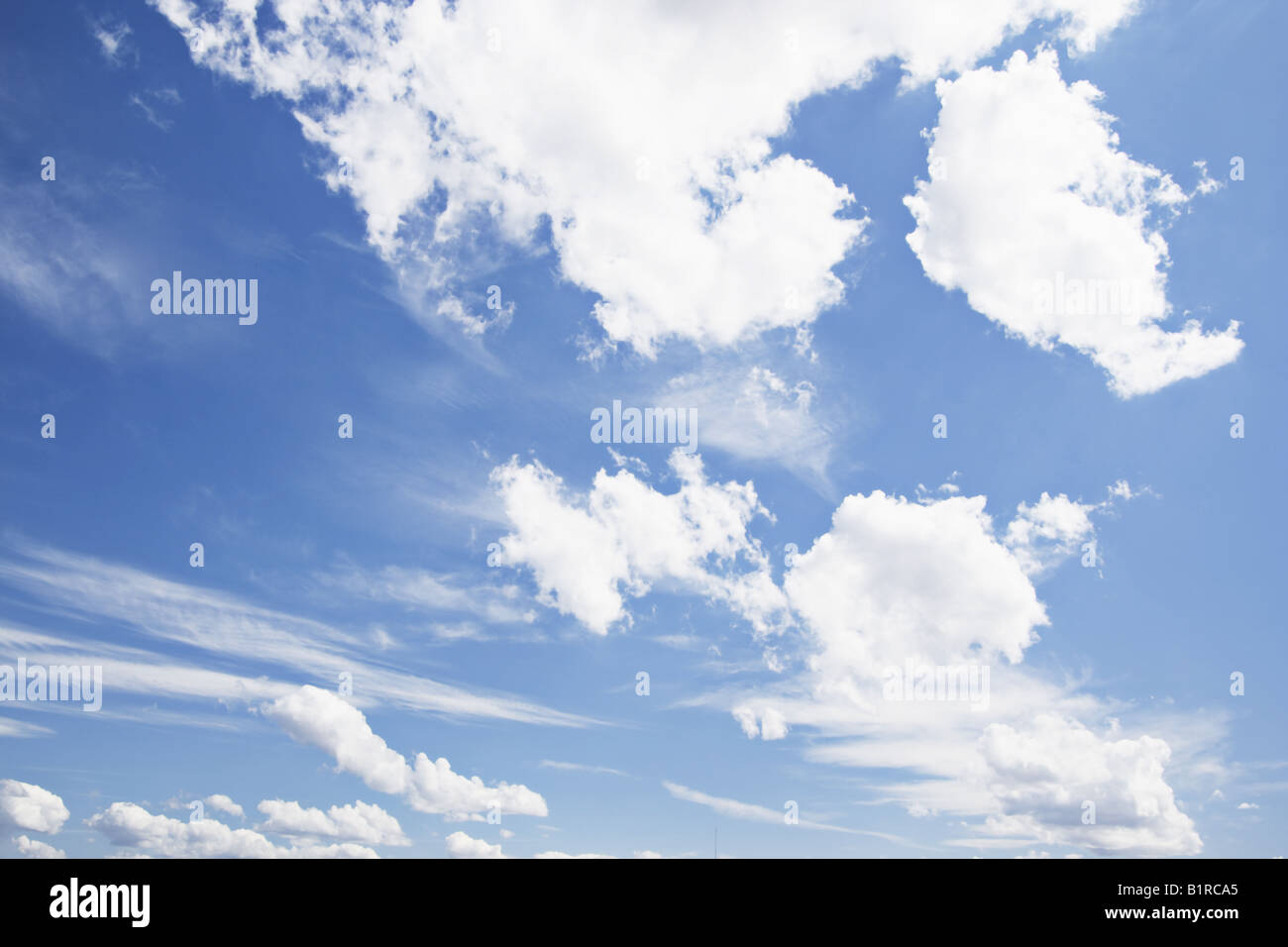 Ciel nuageux bleu sur fond jour ensoleillé Banque D'Images