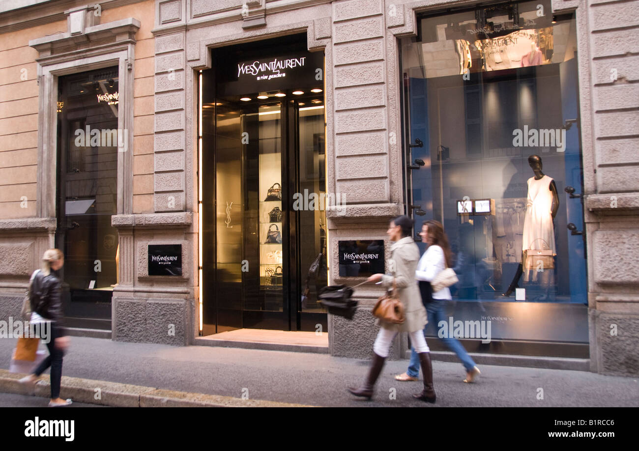 Yves Saint Laurent stocker dans la Via Monte Napoleone street dans la zone de la mode de Milan Banque D'Images