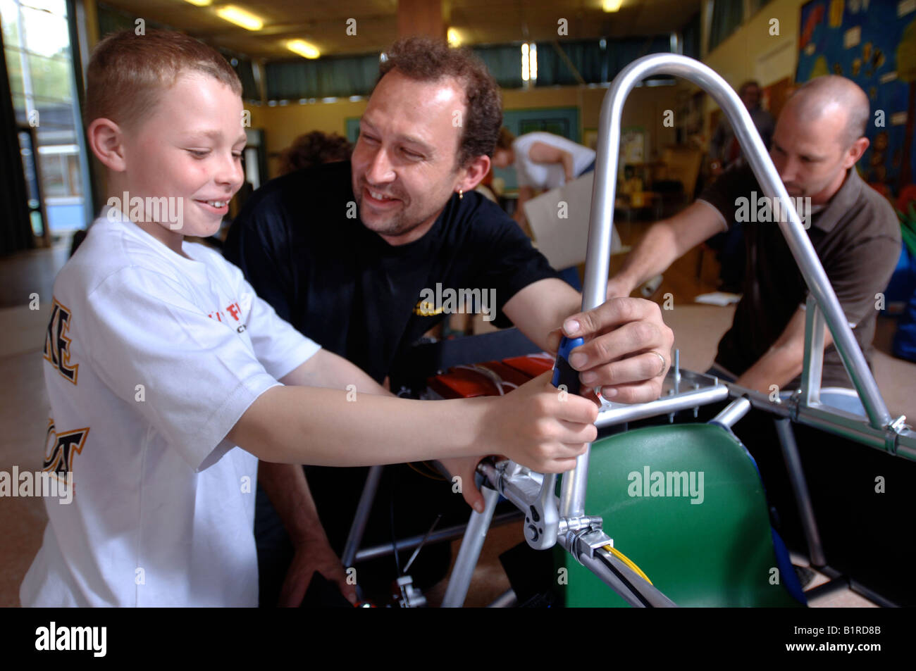 Les PARENTS ET LES ÉLÈVES DE L'ÉCOLE PRIMAIRE EN RODFORD YATE GLOUCESTERSHIRE DU SUD CONSTRUCTION D'UN KIT DE VOITURE ÉLECTRIQUE UK Banque D'Images