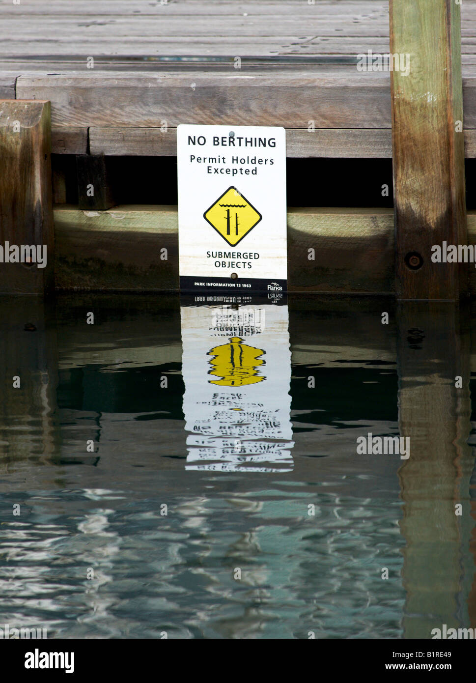 D'un signe indiquant que seuls les titulaires de permis peuvent y naissance bateaux à Williamstown Victoria en Australie. Banque D'Images