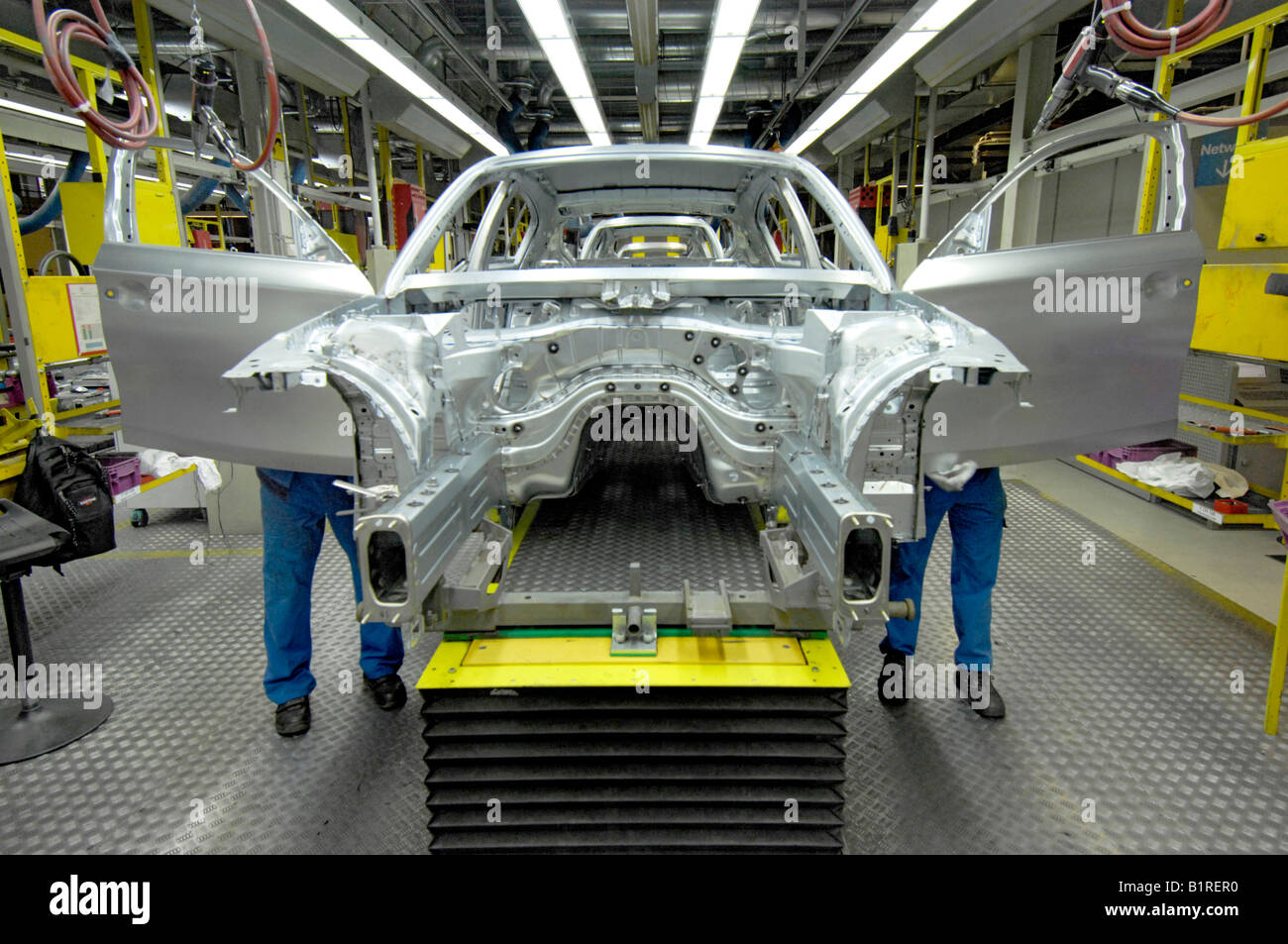 Les portières d'être poli, carrosseries, usine de production de la BMW Série 1 et 3, l'usine de montage de voitures BMW à Regensburg, Bavière, Allemand Banque D'Images