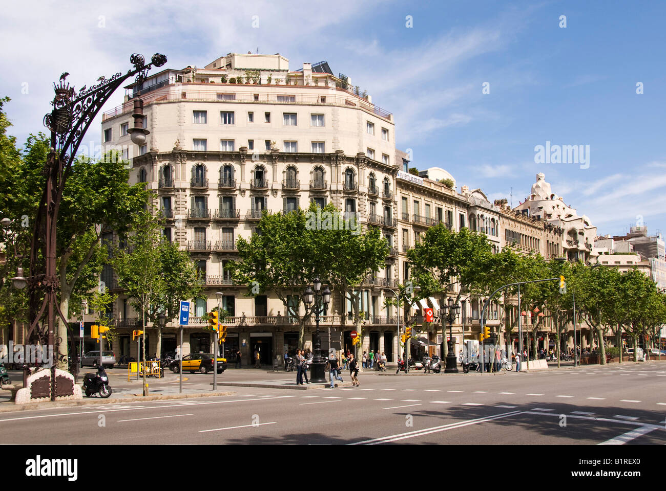 En s'appuyant sur le Passeig de Gràcia, Eixample, Barcelone, Espagne, Europe Banque D'Images