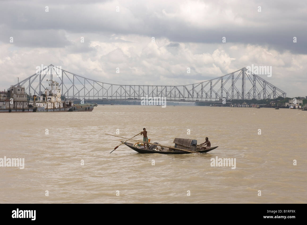 Bateau de pêche sur la rivière Hooghly, Howrah Bridge à l'arrière, Calcutta, Kolkata, West Bengal, India Banque D'Images
