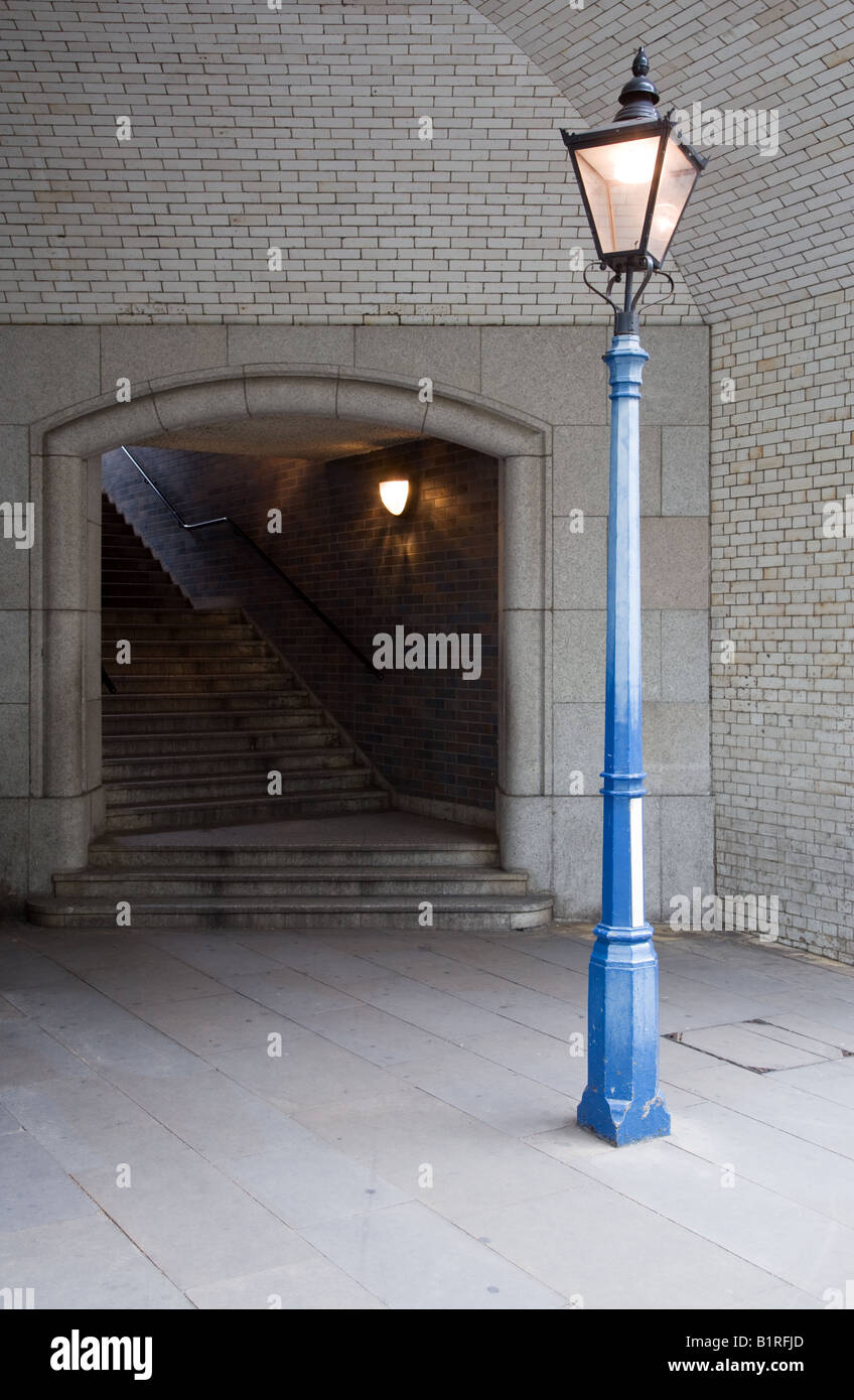 Un passage piétonnier sous Tower Bridge Londres Banque D'Images