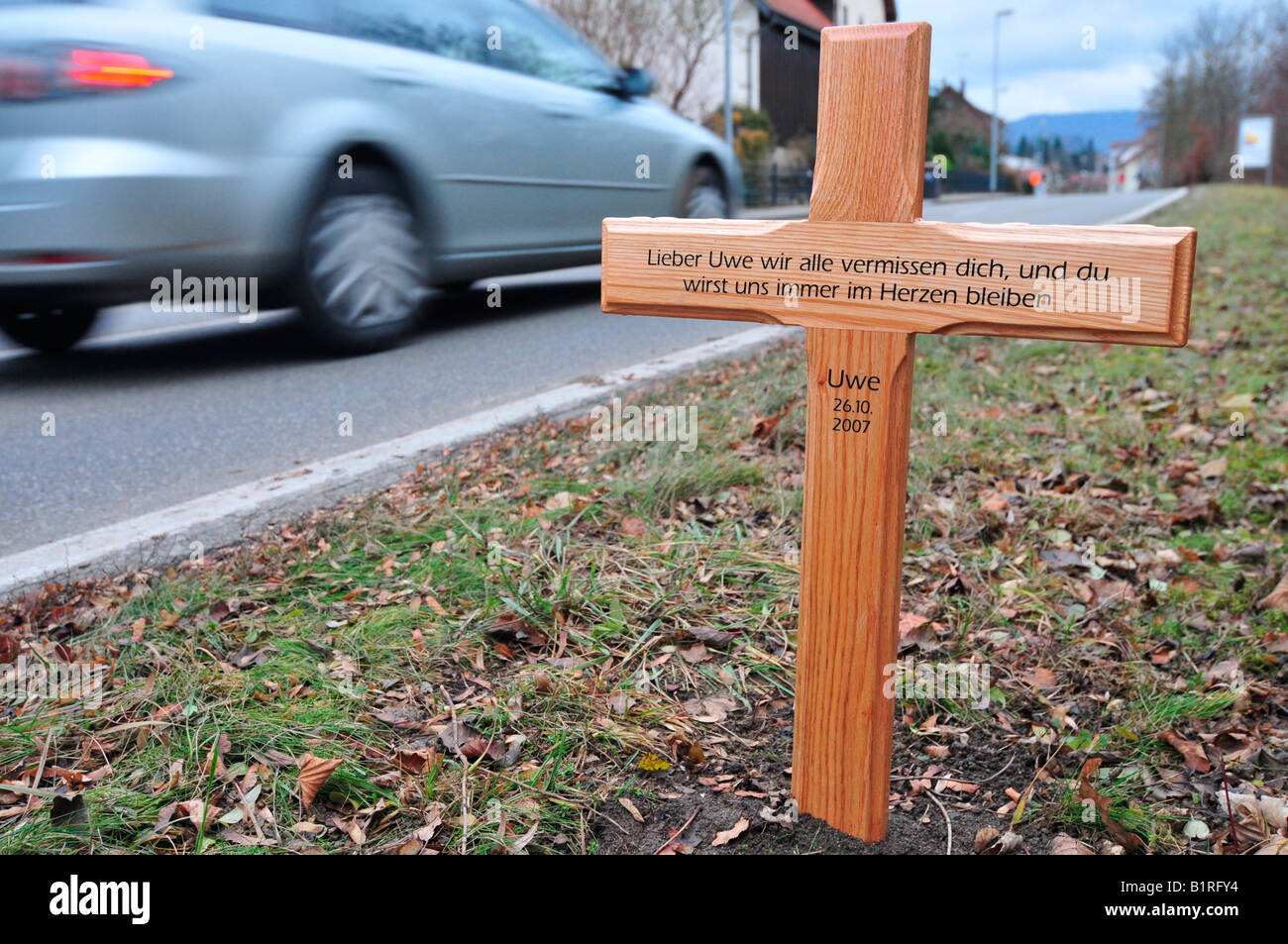 Croix du Souvenir mis sur le côté de la route sur le site d'un accident de la circulation mortel, avec une inscription, Riederich, Reutlin Banque D'Images