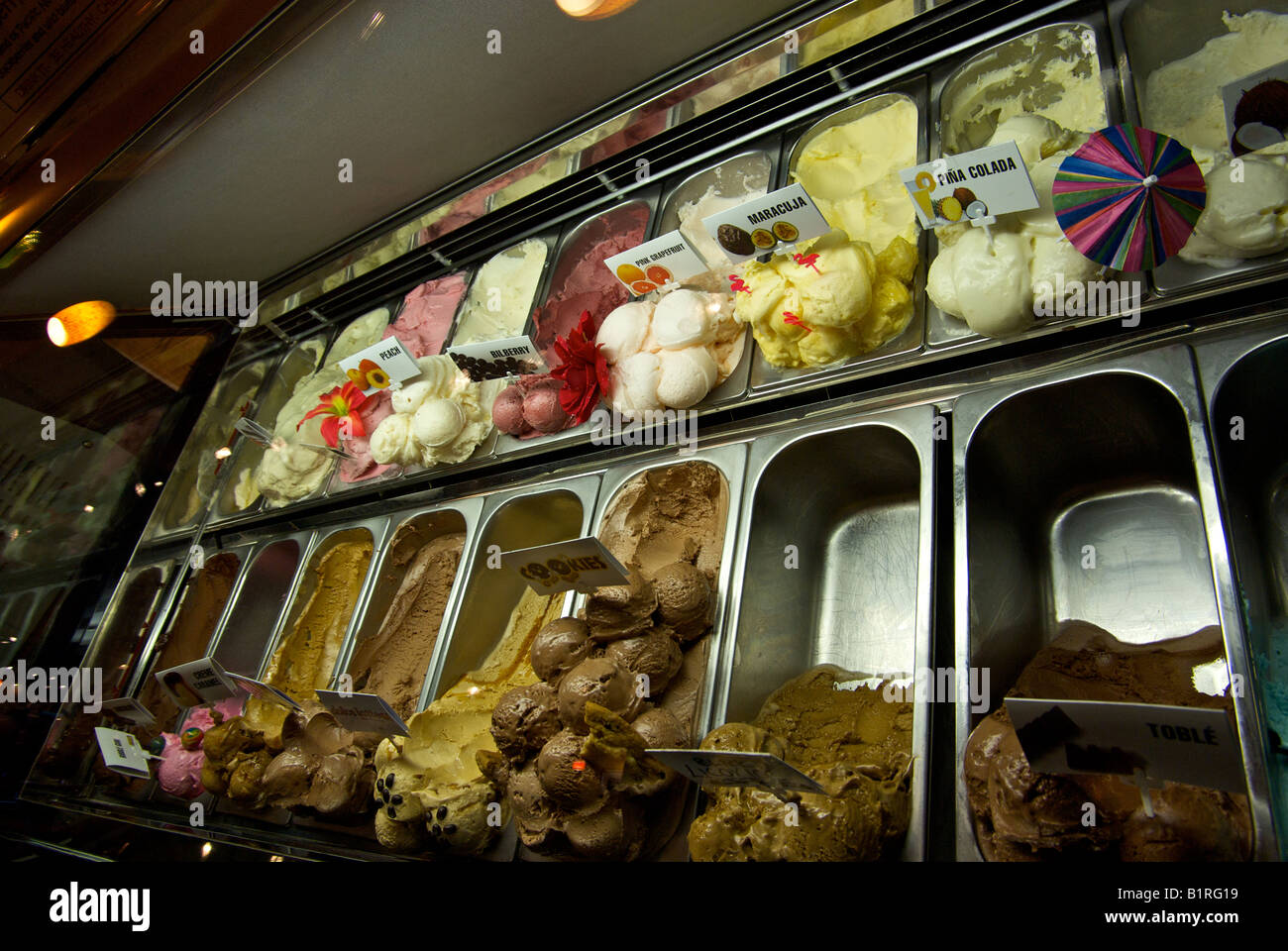 Boules de glace gastronomique dans un congélateur vitrine Photo Stock -  Alamy