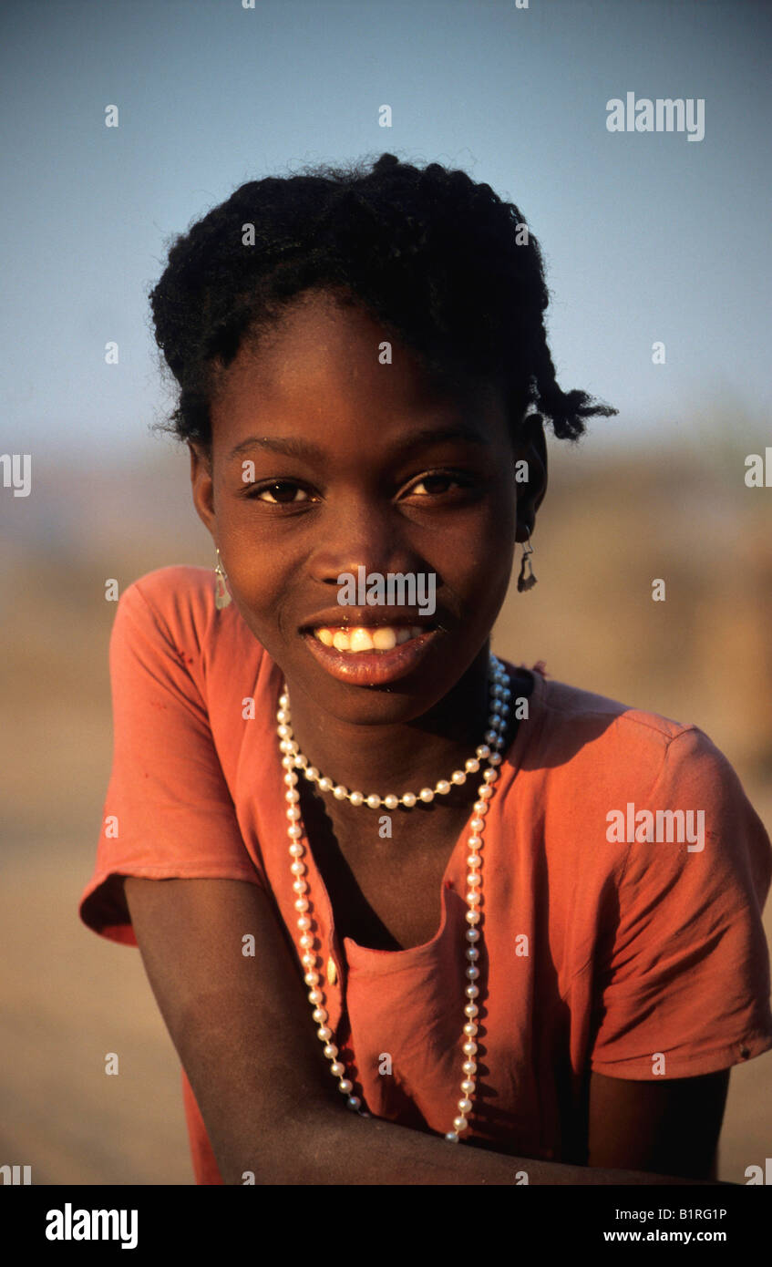 Jeune fille portant un collier de perle, près de Sesfontein, Damaraland, Namibie, Afrique Banque D'Images