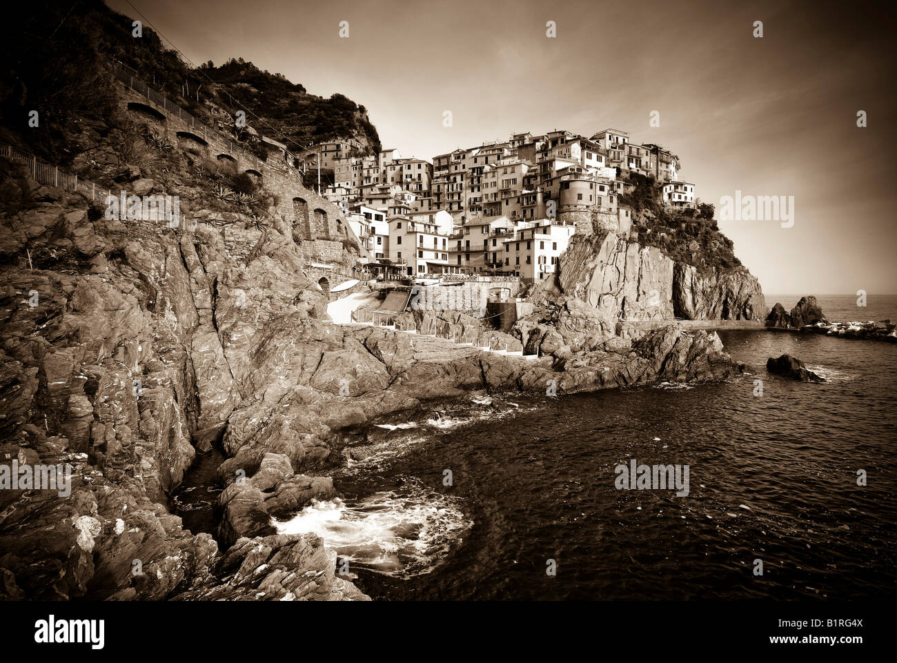 L'image sépia du village de Manarola niché au sommet des falaises le long de la côte de Ligurie, les Cinque Terre, Italie, Europe Banque D'Images