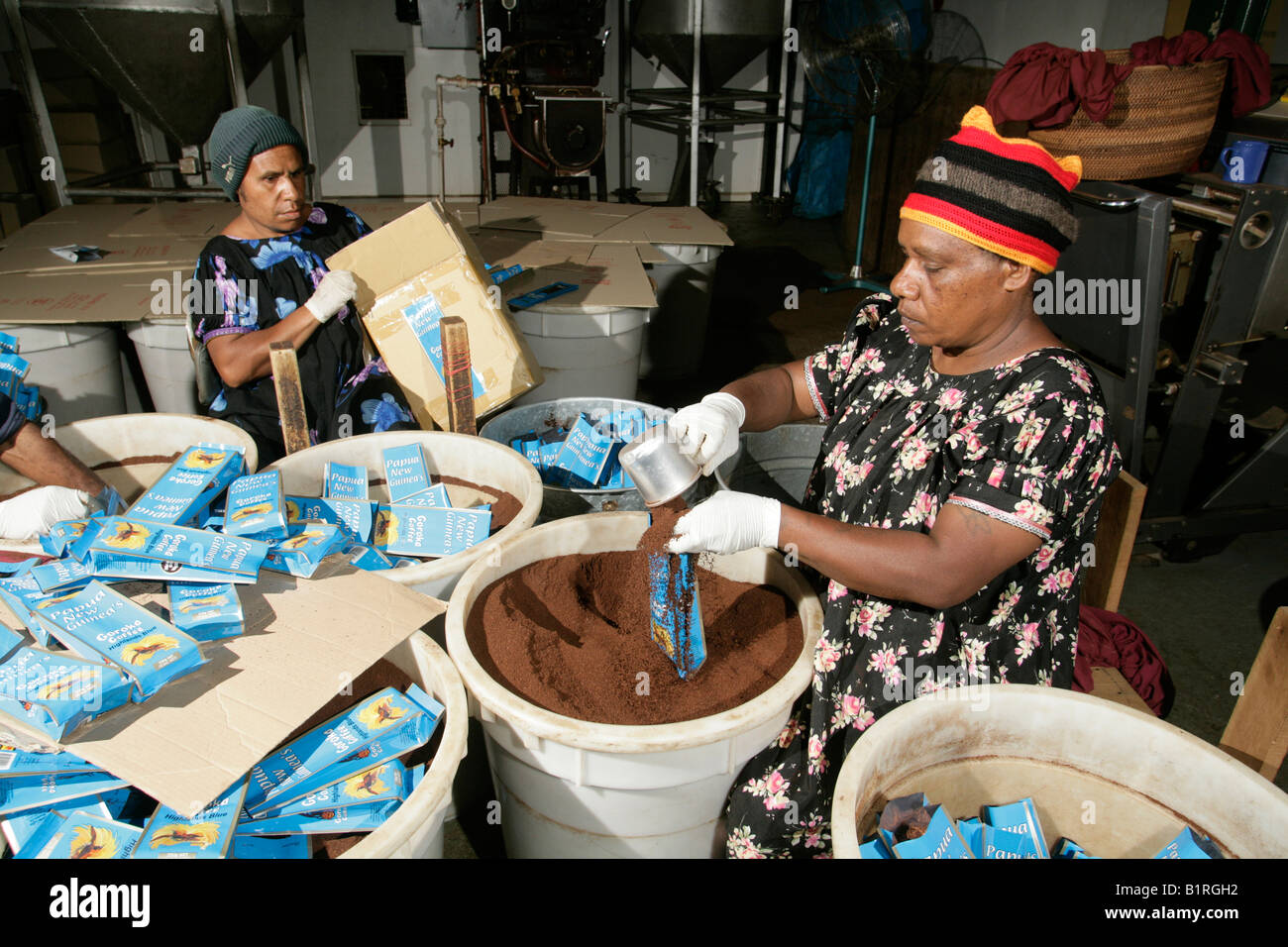 Les femmes sont de torréfaction du café, de hauts plateaux d'emballage, de Goroka, Papouasie-Nouvelle-Guinée, la Mélanésie, Australischer Kontinent Banque D'Images