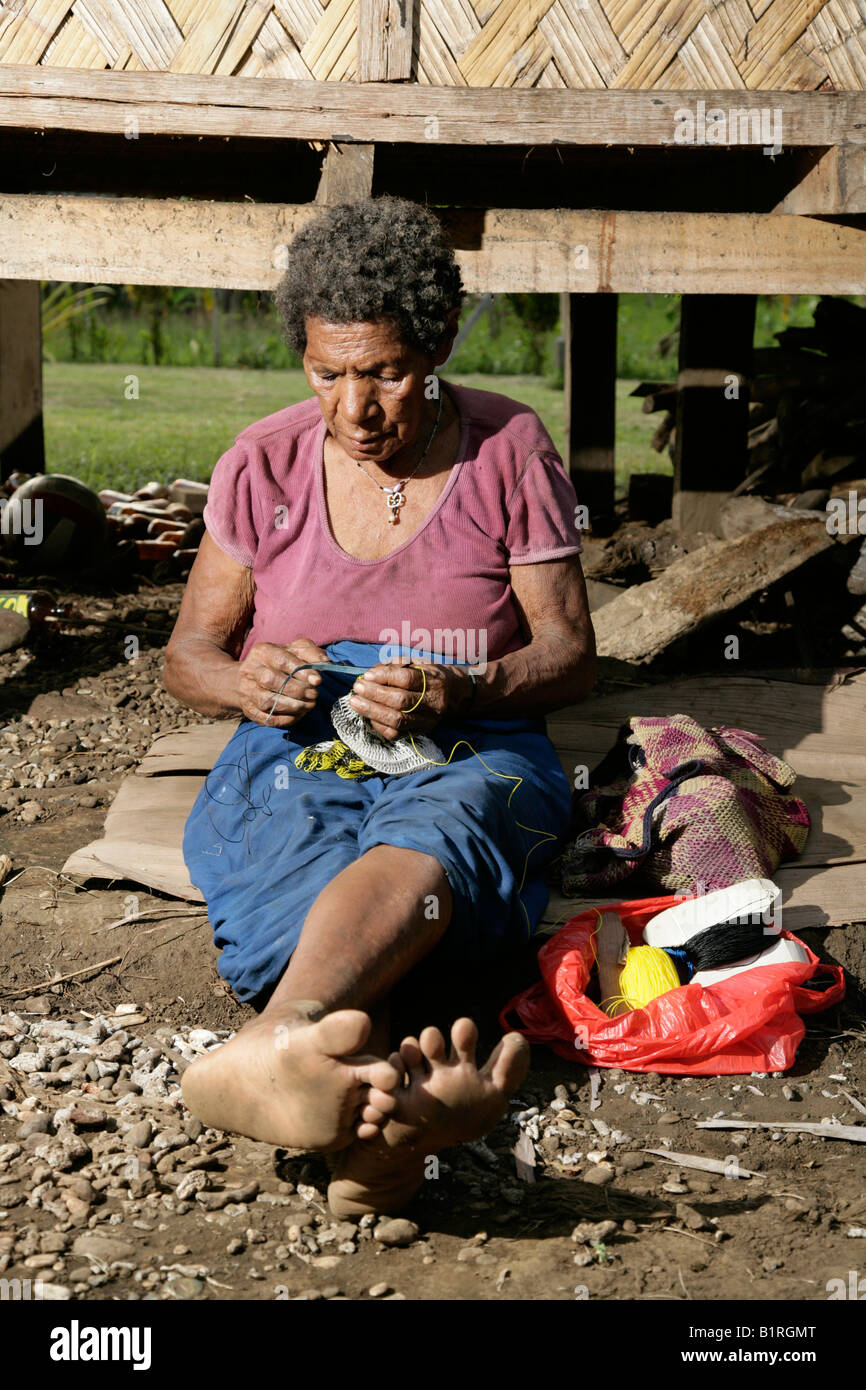 Un nouage femme Bilum sac chaîne, Biliau, Papouasie-Nouvelle-Guinée, la Mélanésie Banque D'Images