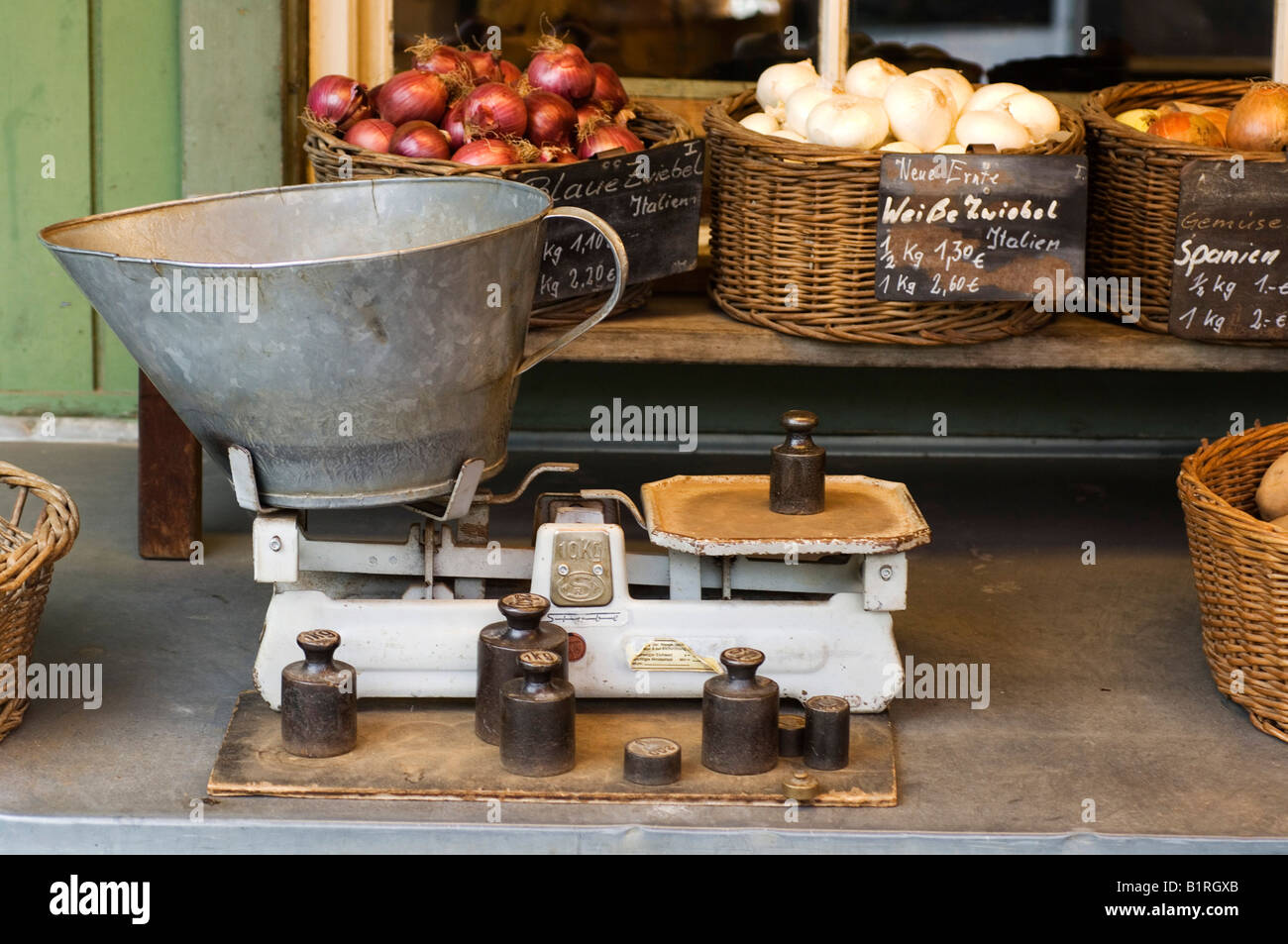 Ancien barème devant un étal de pommes sur le marché, Vuktualienmarkt Munich, Munich, Bavaria, Germany, Europe Banque D'Images