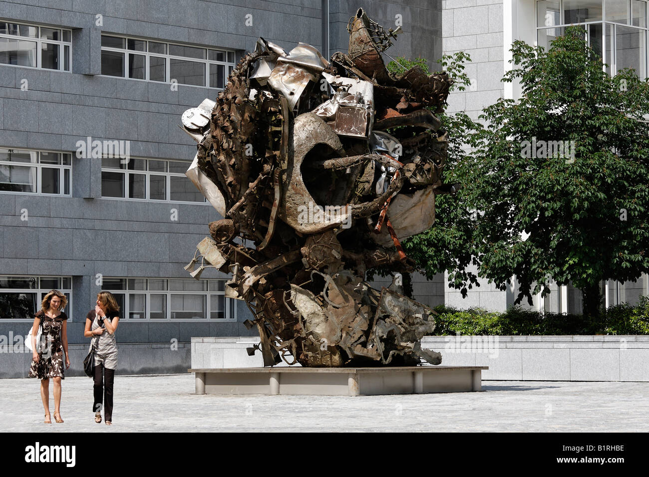 La sculpture à partir de ferraille par Richard Serra, Sarreguemines, du quartier financier, du plateau de Kirchberg, Luxembourg, Europe Banque D'Images