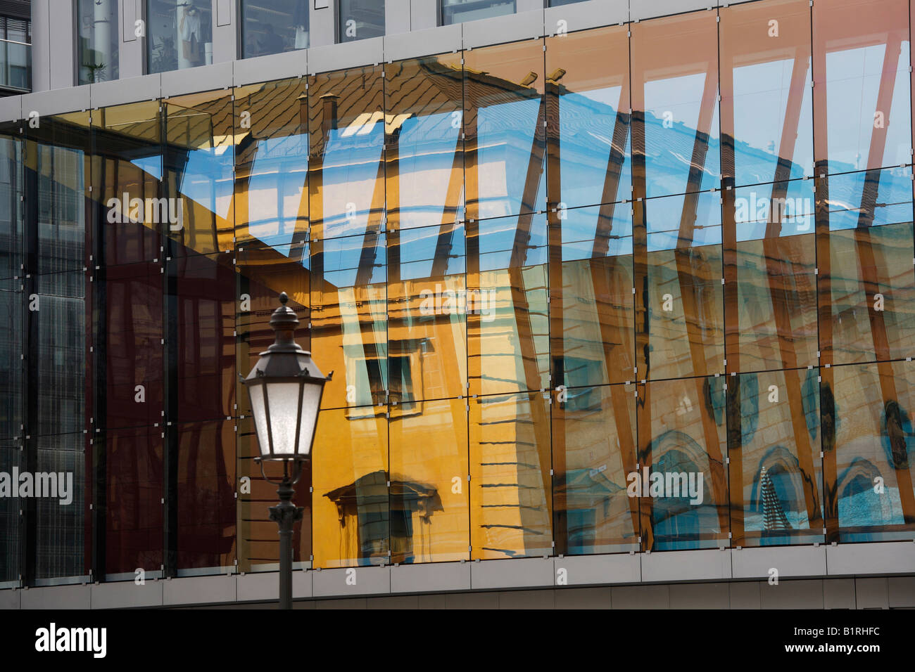 Reflet dans une façade de verre, Marstallplatz Square, Munich, Bavaria, Germany, Europe Banque D'Images