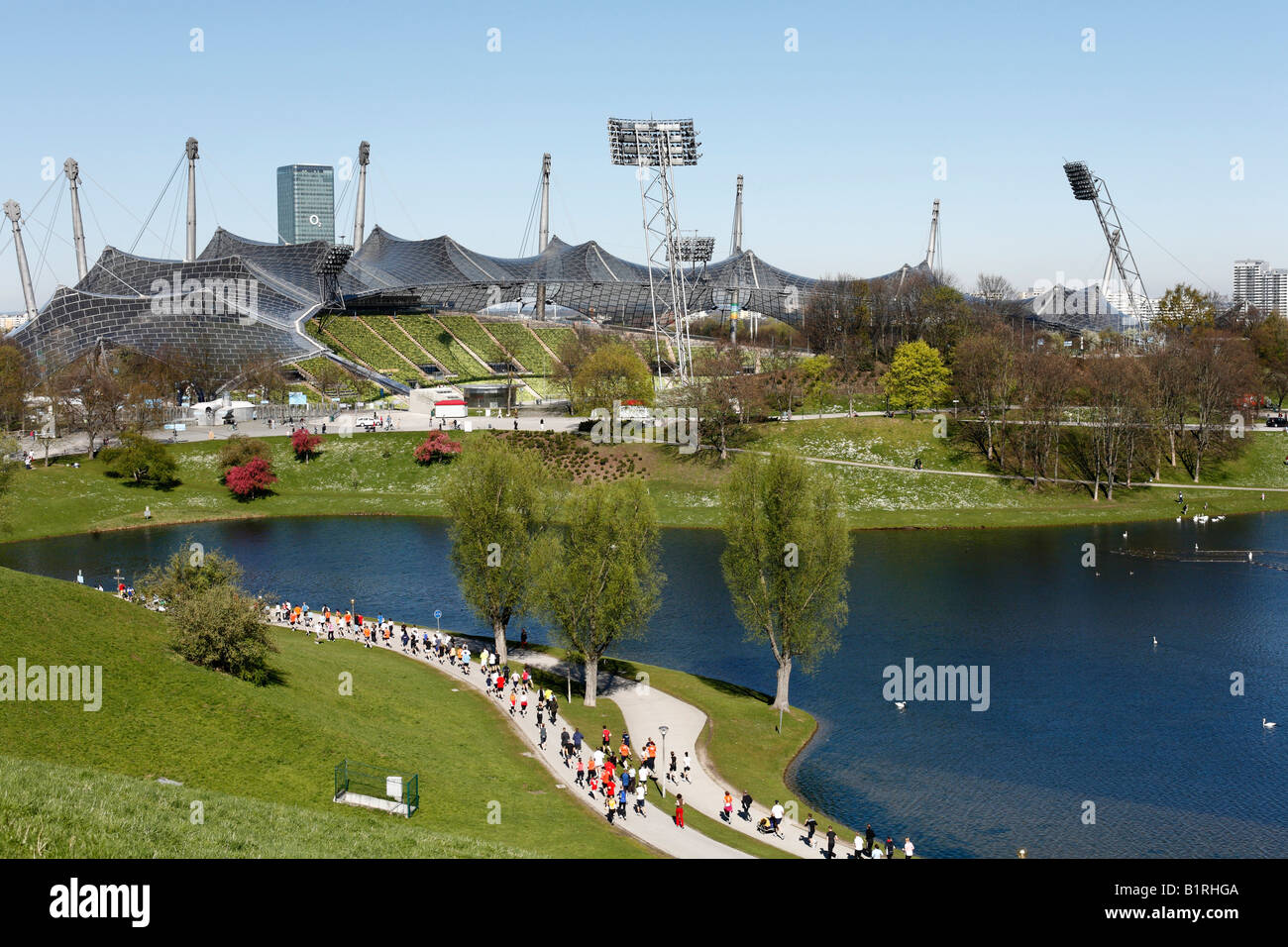 Stade olympique dans le parc olympique, les coureurs de compétition au demi-marathon, Munich, Bavaria, Germany, Europe Banque D'Images