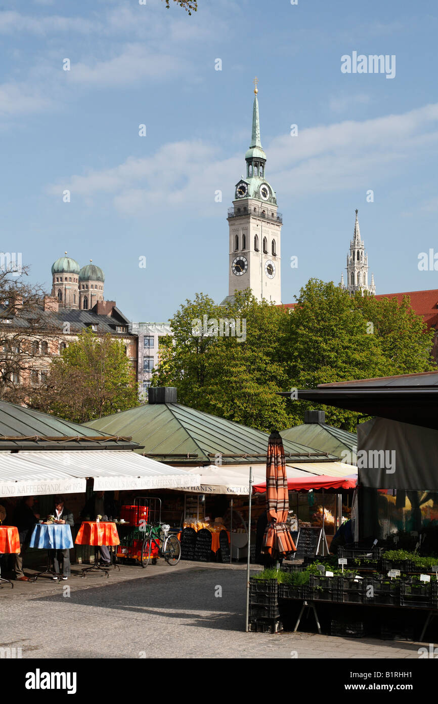 Viktualienmarkt, en face de l'église Frauenkirche, l'église Saint Pierre et de la nouvelle Mairie, Munich, Bavaria, Germany, Europe Banque D'Images