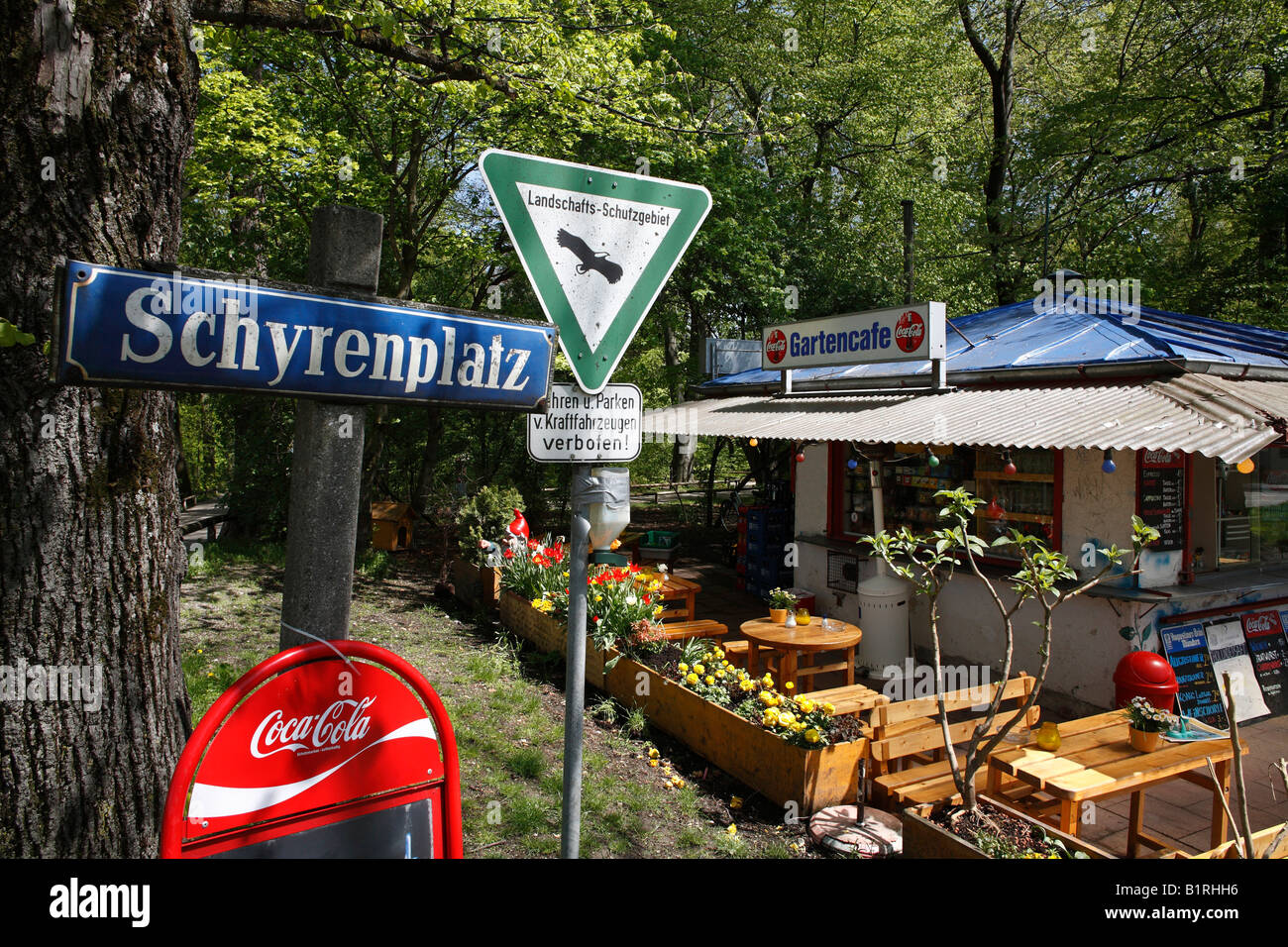 Panneau "réserve naturelle protégée" en face du kiosque Gartencafe sur Schyrenplatz Square, Au, Munich, Bavaria, Germany, Europe Banque D'Images