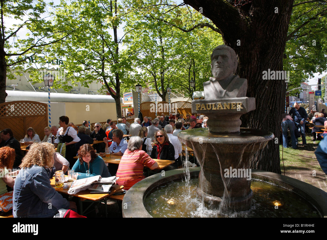 Café en plein air Paulaner à la Fontaine au cours de Auer Dult marché en mai, Mariahilfplatz Square, Munich, Bavaria, Germany, Europe Banque D'Images