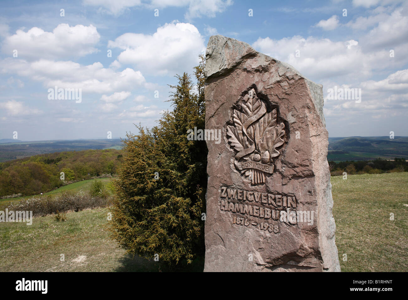 Pierre commémorative de la Rhoen Mountain Club de marche à Sodenburg près de Hammelburg, Rhoen Montagnes, Basse Franconie, Bavière, Germ Banque D'Images