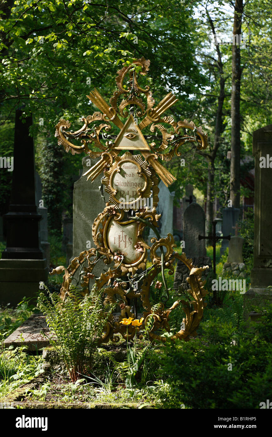 Croix en fer forgé, Staudinger tombe, Alter Friedhof Suedlicher, ancien Cimetière du Sud, Isarvorstadt, Munich, Bavaria, Allemand Banque D'Images
