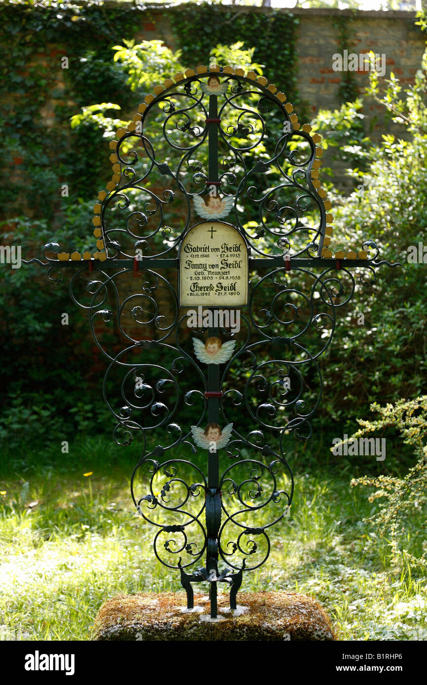 Croix en fer forgé, Gabriel von Seidl, la tombe de modifier Suedlicher Friedhof, ancien Cimetière du Sud, Isarvorstadt, Munich, Bavari Banque D'Images