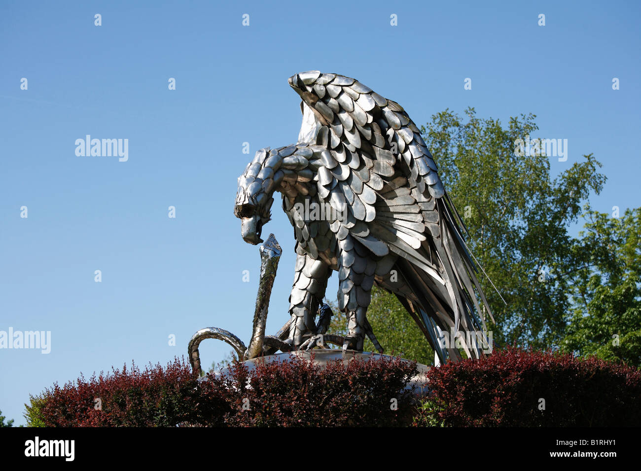 Sculpture d'un aigle saisissant un serpent au-dessus de Karl-Theodor-Quelle Printemps, Kurpark Bad Neustadt an der Saale Jardins Spa, Rhoen M Banque D'Images
