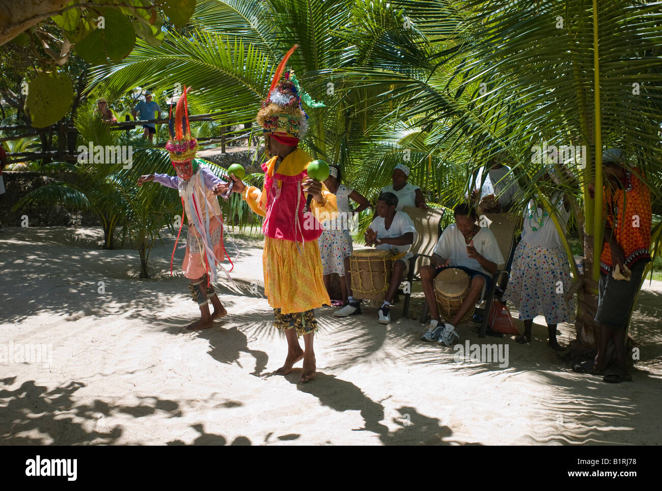 Garifuna traditionnels Folk Dancers, une attraction touristique à Roatan, Honduras, Amérique Centrale Banque D'Images