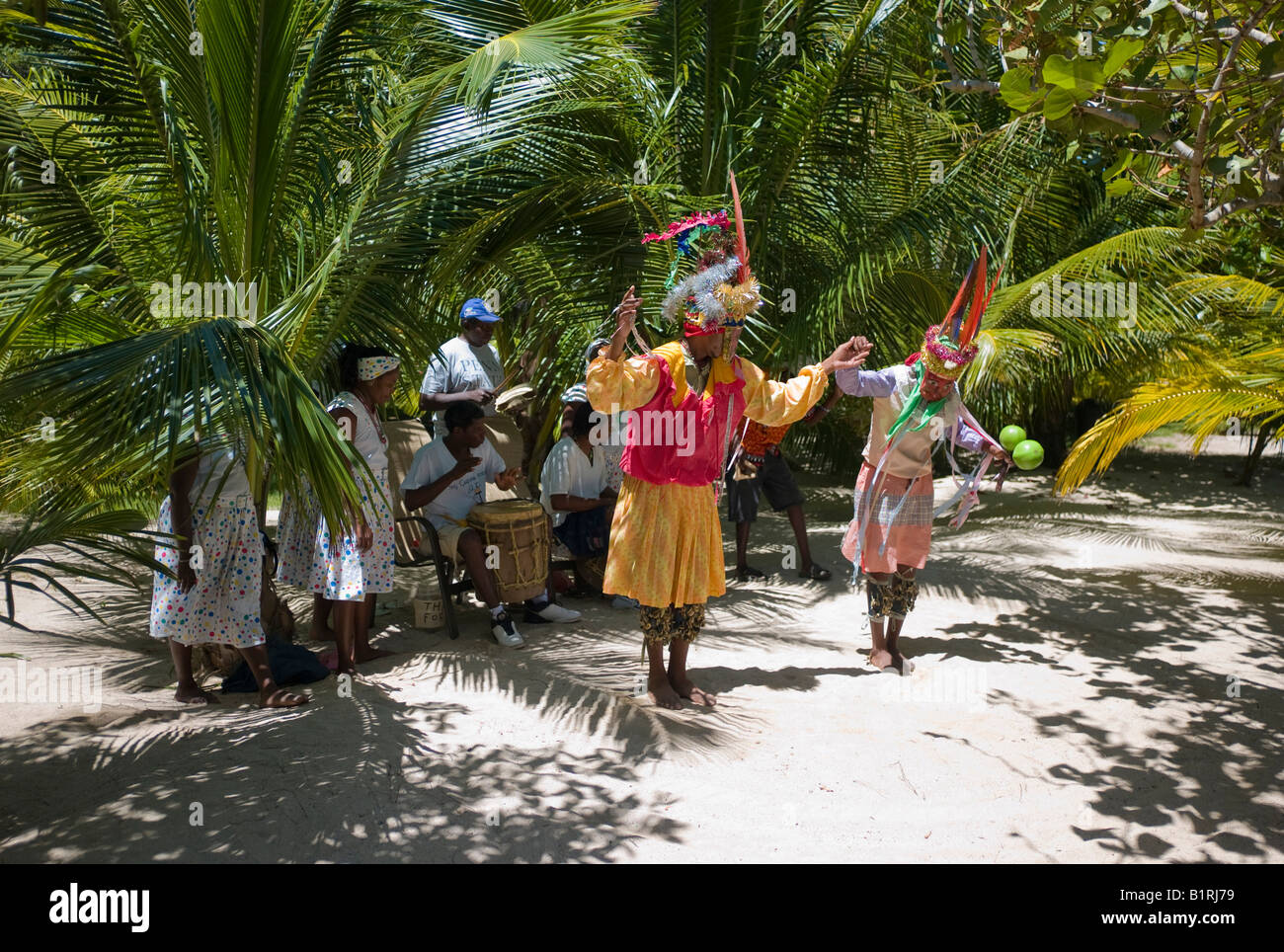 Garifuna traditionnels Folk Dancers, une attraction touristique à Roatan, Honduras, Amérique Centrale Banque D'Images