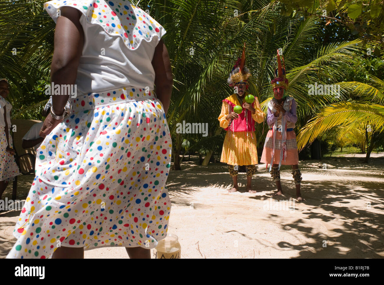 Garifuna traditionnels Folk Dancers, une attraction touristique à Roatan, Honduras, Amérique Centrale Banque D'Images