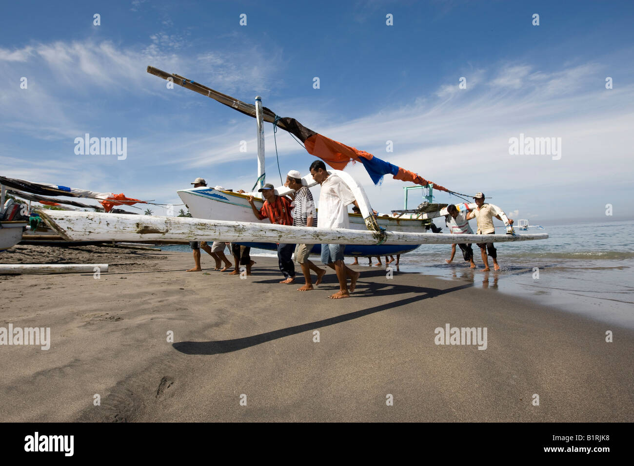La pêche aux tangons revenant d'amorçage et la pêche en cours vers la plage par les pêcheurs, Senggigi, île de Lombok, moindre Sund Banque D'Images