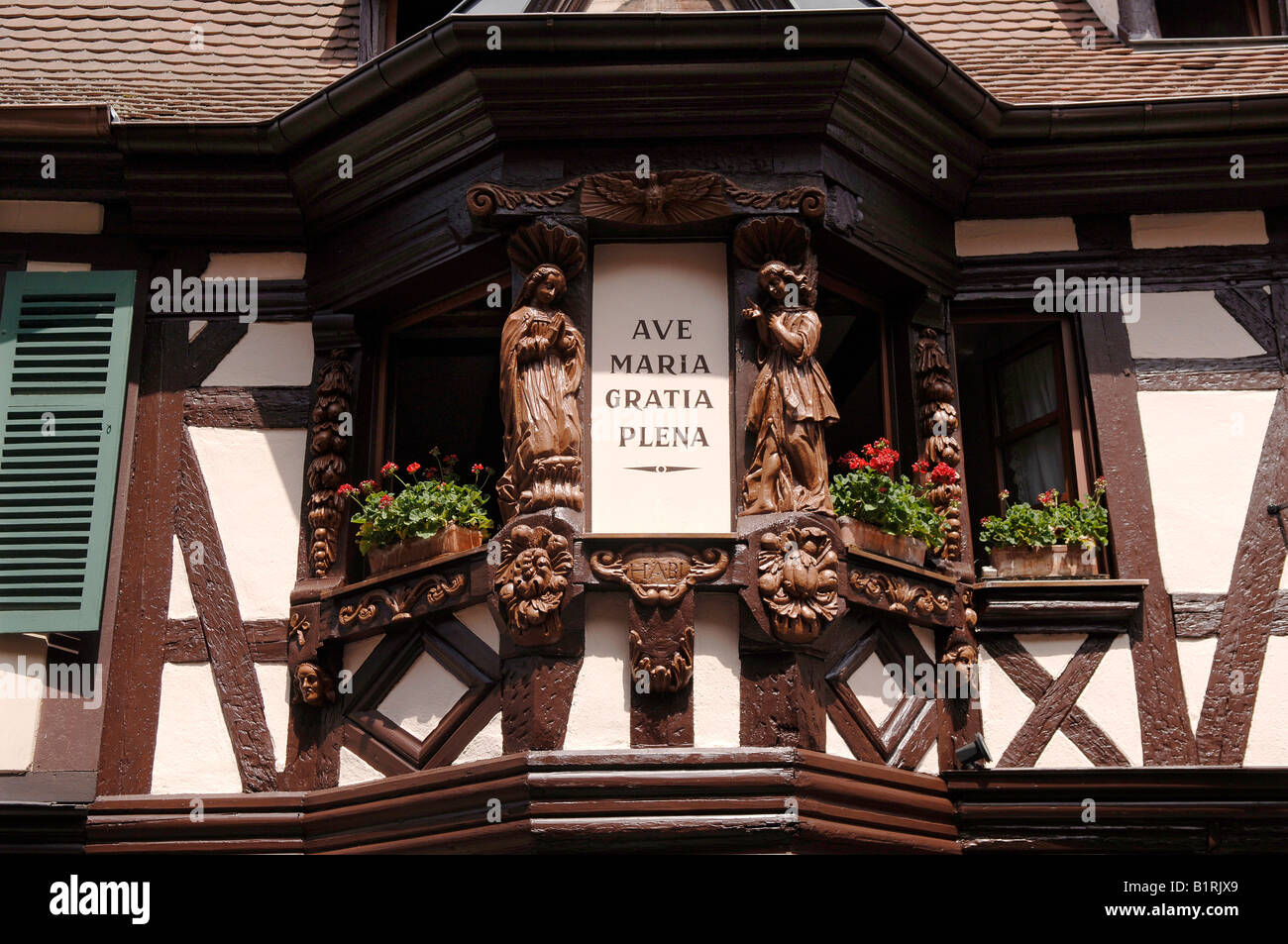 Les chiffres de l'angle en bois sculpté à côté d'une fenêtre d'une maison à colombages dans Ribeauvillee, Alsace, France, Europe Banque D'Images