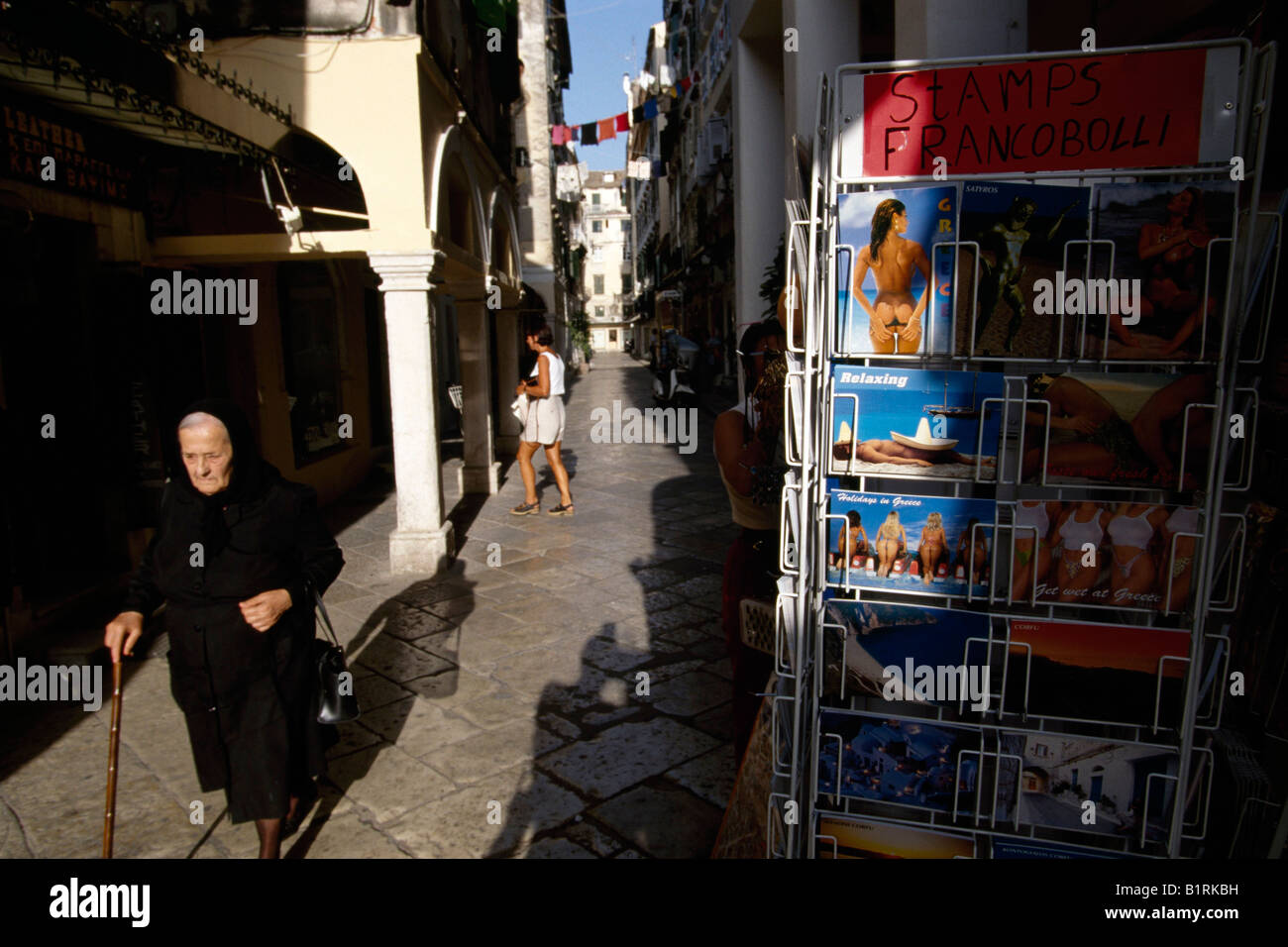 Vieille femme grecque, cartes postales, ville de Corfou, Corcyre, Corfou, Grèce Banque D'Images