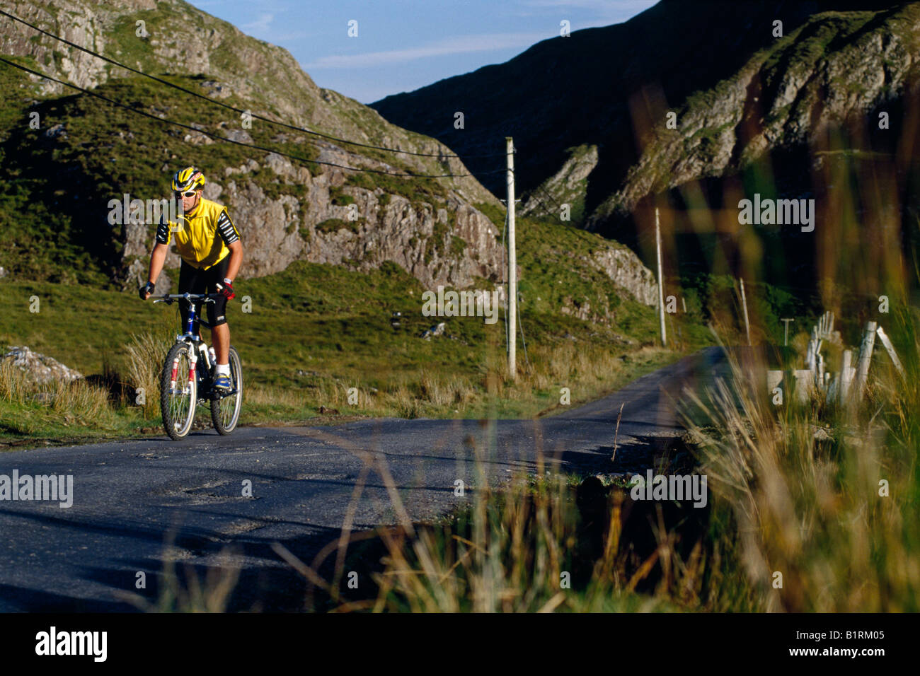Mountainbiker, Atlantic Drive, Achill Island, Irlande Banque D'Images
