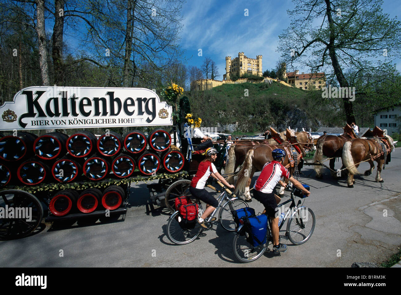 Deux motards en face de Hohenschwangau , Allgaeu, Füssen, Bayern, Deutschland Banque D'Images